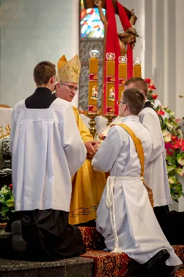 „Na swoje życie i swoje kapłaństwo trzeba popatrzeć w świetle Bożej miłości. Inaczej go nie pojmiemy ani my, ani ci, którzy będą na nas patrzeć” – mówił bp Jan Wątroba podczas Mszy św. z udzieleniem święceń prezbiteratu. 4 czerwca 2022 r. w kościele katedralnym jedenastu diakonów diecezji rzeszowskiej przyjęło sakrament kapłaństwa.
Do grona neoprezbiterów diecezji rzeszowskiej należą: ks. Sebastian Bełz z parafii w Nienadówce, ks. Krzysztof Lampart z parafii w Rudnej Wielkiej, ks. Mateusz Łachmanek z parafii w Lipinkach, ks. Karol Migut z parafii w Jasionce, ks. Marcin Murawski z parafii katedralnej w Rzeszowie, ks. Adrian Pazdan z parafii w Zagorzycach, ks. Tomasz Sienicki z parafii w Bieździedzy, ks. Dominik Świeboda z parafii w Palikówce, ks. Piotr Wąsacz z parafii bł. Władysława Findysza w Rzeszowie, ks. Mateusz Wojtuń z parafii w Święcanach oraz ks. Wiktor Zoła z parafii w Cieklinie.
Mszy św. przewodniczył i święceń udzielił bp Jan Wątroba. Eucharystię koncelebrowało około osiemdziesięciu księży, m.in: przełożeni Wyższego Seminarium Duchownego w Rzeszowie oraz proboszczowie i wikariusze z parafii rodzinnych neoprezbiterów. W Mszy św. uczestniczył abp Edward Nowak, bp Kazimierz Górny i bp Edward Białogłowski.
Zebranych w kościele katedralnym powitał ks. Krzysztof Gołąbek, proboszcz parafii.
W homilii bp Jan Wątroba nawiązał do słów z Ewangelii według św. Jana w których Chrystus tłumaczy co to znaczy być dobrym pasterzem. „Być kapłanem w Kościele Chrystusowym to znaczy mieć udział w Jego pasterskiej misji i stale upodabniać się do Dobrego Pasterza, który zna owce, karmi je, broni i jest gotów oddać życie dla ich dobra” – mówił hierarcha.
Po homilii odbył się obrzędy święceń: przyrzeczenie czci i posłuszeństwa Biskupowi Ordynariuszowi, Litania do Wszystkich Świętych podczas której kandydaci leżeli krzyżem, nałożenie rąk, modlitwa święceń oraz namaszczenie rąk krzyżmem i wręczenie chleba i wina. Podczas Liturgii Eucharystycznej nowo wyświęceni po raz pierwszy wyciągnęli dłonie nad chlebem i winem wypowiadając słowa konsekracji.
Na zakończenie Mszy św. ks. Tomasz Sienicki, podziękował w imieniu nowo wyświęconych wszystkim, którzy przyczynili się do przygotowania ich do kapłaństwa. Słowa wdzięczności, m.in. przełożonym Wyższego Seminarium Duchownego w Rzeszowie i rodzicom neoprezbiterów, wypowiedział bp Jan Wątroba. 
W drodze do zakrystii neoprezbiterzy zatrzymali się przy figurze Matki Bożej Fatimskiej zawierzając swoje kapłaństwo Matce Bożej.
W niedzielę, 5 czerwca, w Uroczystość Zesłania Ducha Świętego, neoprezbiterzy będą sprawować w swoich rodzinnych parafiach uroczyste Msze św. prymicyjne, a w najbliższych tygodniach otrzymają skierowania do parafii.

Fot. ks. Jakub Nagi oraz biala-wrona.pl
