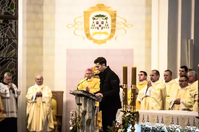 W liturgiczne święto św. Jana Apostoła i Ewangelisty, w katedrze rzeszowskiej duchowni i świeccy modlili się w intencji bp. Jana Wątroby. Eucharystię, której przewodniczył Solenizant, koncelebrowali: bp Kazimierz Górny, bp Edward Białogłowski oraz 56 księży.  fot. Dariusz Kamiński (https://fotografiarzeszow.com.pl)