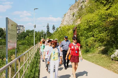 W ostatnią sobotę sierpnia katedralni parafianie pod opieką księdza proboszcza Krzysztofa Gołąbka pielgrzymowali do klasztoru na Świętym Krzyżu oraz Kielc.
Pierwszym punktem był spacer na platformę widokowo-obserwacyjną, gdzie mogliśmy podziwiać jedne z największych gołoborzy w Polsce. Gołoborza łysogórskie tworzą interesujące pola kamieni pośród lasów Puszczy Jodłowej. Nasyceni malowniczymi widokami udaliśmy się do Klasztoru Oblatów, gdzie z przewodnikiem zwiedziliśmy kryptę księcia Jeremiego Wiśniowieckiego, poznaliśmy historię powstawania Klasztoru oraz jego burzliwe dzieje. Zwiedziliśmy muzeum misyjne Ojców Oblatów i dotarliśmy do kaplicy, gdzie znajdują się relikwie drzewa Krzyża Świętego. W skupieniu i refleksji uczestniczyliśmy w modlitwie, błogosławieństwie i ucałowaniu relikwiarza.
Najważniejszym punktem na naszym pielgrzymim szlaku była Msza Święta sprawowana przez księdza proboszcza Krzysztofa Gołąbka w intencjach wszystkich uczestników pielgrzymki. Była ona dla nas szczególnym przeżyciem, ponieważ była odprawiana w Bazylice Mniejszej pw. Trójcy Świętej, sąsiadującej z kaplicą, w której znajduje się cząstka Ziemi Świętej – relikwie Świętego Krzyża. Po Mszy Świętej przyszedł czas na indywidualne zwiedzanie – wykorzystaliśmy go, aby wejść na platformę widokową wieży, skąd rozpościerają się wspaniałe i zachwycające widoki.
Następnie pojechaliśmy do Kielc, gdzie przy słonecznej pogodzie spacerowaliśmy po Rezerwacie Kadzielnia, podziwiając dawny kamieniołom, Skałkę Geologów, Pomnik Dekalogu oraz amfiteatr kielecki.
Z uwagi na wspaniały wystrój i wyjątkowe zabytki Bazyliki Katedralnej Wniebowzięcia Najświętszej Maryi Panny, ta świątynia na długo pozostanie w naszej pamięci. Podziwialiśmy również znajdujący się obok Bazyliki były Pałac Biskupów Krakowskich (obecnie znajduje się tam Muzeum Narodowe) oraz znajdujący się za nim ogród włoski.
Wycieczkę zakończyliśmy spacerem po rynku kieleckim, gdzie mogliśmy zobaczyć wyjątkowe mieszczańskie kamienice sprzed 150 lat.
Czas pielgrzymki był dla wszystkich pielgrzymów dobrze i owocnie spędzonym dniem. Nie zabrakło w nim modlitwy i refleksji, a także zachwytu nad pięknem przyrody i historycznymi zabytkami. Zachęcamy wszystkich do udziału w kolejnych pielgrzymkach.
Agnieszka i Arkadiusz Sowa
fot. Andrzej Kotowicz 