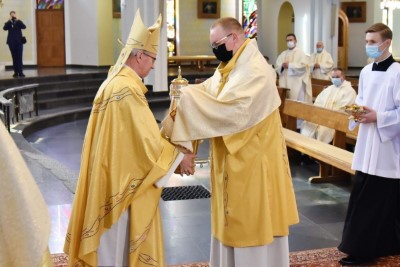 1 kwietnia 2021 r., w Wielki Czwartek, w naszej Katedrze została odprawiona Msza Krzyżma. Eucharystii przewodniczył bp Jan Wątroba. W koncelebrze uczestniczył bp Kazimierz Górny, bp Edward Białogłowski oraz 50 księży – z powodu ograniczeń związanych ze stanem epidemii byli to tylko przedstawiciele duchowieństwa diecezji rzeszowskiej. Do katedry nie przyjechała Liturgiczna Służba Ołtarza i schole. Po Komunii św. bp Jan Wątroba poświęcił olej krzyżma, który jest używany m.in. podczas udzielania sakramentu chrztu, bierzmowania i święceń kapłańskich. Wcześniej biskup pobłogosławił olej chorych i olej katechumenów.  Przed błogosławieństwem ks. Waldemar Dopart, proboszcz parafii św. Józefa na osiedlu Staromieście w Rzeszowie, w imieniu wszystkich kapłanów złożył biskupom świąteczne życzenia.  Na zakończenie Mszy Świętej Biskup Rzeszowski ogłosił nominację ks. Pawła Synosia, delegata biskupa ds. formacji stałej kapłanów na wikariusza biskupiego ds. formacji stałej kapłanów diecezji rzeszowskiej.  fot. ks. Tomasz Nowak