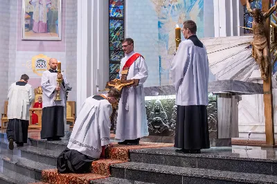 Liturgia Męki Pańskiej rozpoczęła się od procesji wejścia w zupełnej ciszy i gestu prostracji – pokornego padnięcia twarzą do ziemi głównego celebransa – Biskupa Rzeszowskiego Jana Wątroby. Drugim etapem nabożeństwa była Liturgia Słowa. Jej centrum stanowiła Męka Pańska w relacji wg św. Jana – odśpiewana przez ks. Juliana Wybrańca, kl. Dawida Piroga oraz kl. Karola Baraniewicza, z partiami tłumu wykonanymi przez Katedralny Chór Chłopięco-Męski Pueri Cantores Resovienses (tenory i basy), pod dyrekcją ks. dra Andrzeja Widaka we współpracy z Angelą Pacutą i Edytą Kotulą, dyrygentkami chóru.

W homilii bp Jan Wątroba zapraszał do odczytania na nowo sensu krzyża Jezusa i Jego Orędzia.

Trzecią częścią liturgii była adoracja krzyża. W pierwszej kolejności krzyż adorowali poprzez ucałowanie: Ksiądz Biskup, księża z Wyższego Seminarium Duchownego w Rzeszowie, księża katedralni oraz siostry zakonne. Następnie hołd krzyżowi oddali wszyscy wierni, wpatrując się w krzyż trzymany przez ks. Krzysztofa Gołąbka, proboszcza katedry.

Ostatnią częścią liturgii był obrzęd Komunii św. zakończony przeniesieniem Pana Jezusa w monstrancji do tzw. Bożego grobu. W tym roku dekoracja grobu nawiązuje do przeżywanego roku duszpasterskiego pt. „Wierzę w Kościół Chrystusowy”. Projekt autorstwa ks. Pawła Wójcika, wikariusza katedralnego, zachęca do pogłębienia relacji z Jezusem i jak wzywa napis umieszczony na grobie do „zakorzenienia w Kościele Chrystusa”.
fot. Joanna Prasoł 