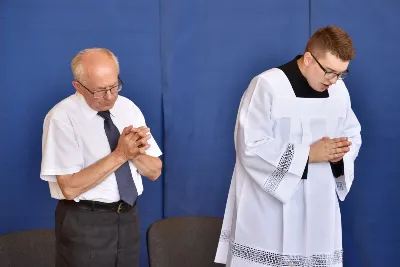 30 sierpnia 2020 r. do Parku Papieskiego w Rzeszowie na diecezjalne dożynki przyjechało 49 delegacji z dożynkowymi wieńcami.  Już o godz. 11.00 plac przed znajdującą się w Parku Papieskim sceną wypełniły delegacje z parafii diecezji rzeszowskiej. W sumie zarejestrowano 49 delegacje. Tegoroczną obsługę dożynek, w tym przygotowanie liturgii, zapewnili wierni i duszpasterze z dekanatu Sokołów Małopolski. O godz. 11.30 prof. Kazimierz Ożóg, mieszkaniec Górna, zaprezentował kilka myśli na temat chleba i godności pracy rolnika. Na scenie wystąpił zespół „Młody Duch i Przyjaciele” kierowany przez Dariusza Kosaka. Przed rozpoczęciem Mszy św. ks. Jerzy Uchman, diecezjalny duszpasterz rolników, przywitał przybyłych do Rzeszowa rolników, ogrodników, sadowników i pszczelarzy, wśród nich starostów dożynek Jerzego i Zofię Bednarzów z Kamienia, a także obecnych na Mszy św. parlamentarzystów, władze państwowe i samorządowe, służby mundurowe oraz poczty sztandarowe. Mszy św. przewodniczył bp Edward Białogłowski. W koncelebrze uczestniczył bp Kazimierz Górny oraz czternastu księży. W długiej procesji z darami do ołtarza podeszły delegacje wszystkich obecnych parafii przynosząc chleby i owoce. Dary te zostały przekazane Rzeszowskiemu Towarzystwu Pomocy im. św. Brata Alberta. Na zakończenie liturgii bp Białogłowski pobłogosławił przyniesione płody ziemi oraz ziarno na zasiew. Po błogosławieństwie poszczególne delegacje, przedstawiane przez ks. Jana Szczupaka, wikariusza biskupiego ds. społecznych, prezentowały swoje wieńce.  fot. ks. Tomasz Nowak