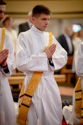 „Na swoje życie i swoje kapłaństwo trzeba popatrzeć w świetle Bożej miłości. Inaczej go nie pojmiemy ani my, ani ci, którzy będą na nas patrzeć” – mówił bp Jan Wątroba podczas Mszy św. z udzieleniem święceń prezbiteratu. 4 czerwca 2022 r. w kościele katedralnym jedenastu diakonów diecezji rzeszowskiej przyjęło sakrament kapłaństwa.
Do grona neoprezbiterów diecezji rzeszowskiej należą: ks. Sebastian Bełz z parafii w Nienadówce, ks. Krzysztof Lampart z parafii w Rudnej Wielkiej, ks. Mateusz Łachmanek z parafii w Lipinkach, ks. Karol Migut z parafii w Jasionce, ks. Marcin Murawski z parafii katedralnej w Rzeszowie, ks. Adrian Pazdan z parafii w Zagorzycach, ks. Tomasz Sienicki z parafii w Bieździedzy, ks. Dominik Świeboda z parafii w Palikówce, ks. Piotr Wąsacz z parafii bł. Władysława Findysza w Rzeszowie, ks. Mateusz Wojtuń z parafii w Święcanach oraz ks. Wiktor Zoła z parafii w Cieklinie.
Mszy św. przewodniczył i święceń udzielił bp Jan Wątroba. Eucharystię koncelebrowało około osiemdziesięciu księży, m.in: przełożeni Wyższego Seminarium Duchownego w Rzeszowie oraz proboszczowie i wikariusze z parafii rodzinnych neoprezbiterów. W Mszy św. uczestniczył abp Edward Nowak, bp Kazimierz Górny i bp Edward Białogłowski.
Zebranych w kościele katedralnym powitał ks. Krzysztof Gołąbek, proboszcz parafii.
W homilii bp Jan Wątroba nawiązał do słów z Ewangelii według św. Jana w których Chrystus tłumaczy co to znaczy być dobrym pasterzem. „Być kapłanem w Kościele Chrystusowym to znaczy mieć udział w Jego pasterskiej misji i stale upodabniać się do Dobrego Pasterza, który zna owce, karmi je, broni i jest gotów oddać życie dla ich dobra” – mówił hierarcha.
Po homilii odbył się obrzędy święceń: przyrzeczenie czci i posłuszeństwa Biskupowi Ordynariuszowi, Litania do Wszystkich Świętych podczas której kandydaci leżeli krzyżem, nałożenie rąk, modlitwa święceń oraz namaszczenie rąk krzyżmem i wręczenie chleba i wina. Podczas Liturgii Eucharystycznej nowo wyświęceni po raz pierwszy wyciągnęli dłonie nad chlebem i winem wypowiadając słowa konsekracji.
Na zakończenie Mszy św. ks. Tomasz Sienicki, podziękował w imieniu nowo wyświęconych wszystkim, którzy przyczynili się do przygotowania ich do kapłaństwa. Słowa wdzięczności, m.in. przełożonym Wyższego Seminarium Duchownego w Rzeszowie i rodzicom neoprezbiterów, wypowiedział bp Jan Wątroba. 
W drodze do zakrystii neoprezbiterzy zatrzymali się przy figurze Matki Bożej Fatimskiej zawierzając swoje kapłaństwo Matce Bożej.
W niedzielę, 5 czerwca, w Uroczystość Zesłania Ducha Świętego, neoprezbiterzy będą sprawować w swoich rodzinnych parafiach uroczyste Msze św. prymicyjne, a w najbliższych tygodniach otrzymają skierowania do parafii.

Fot. ks. Jakub Nagi oraz biala-wrona.pl
