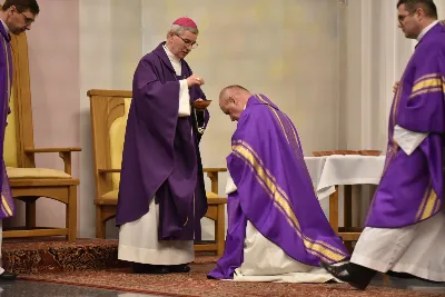 Mszy św. w Środę Popielcową na rozpoczęcie Wielkiego Postu w katedrze rzeszowskiej przewodniczył bp Jan Wątroba. Eucharystię koncelebrowali: ks. Łukasz Cyrnek, ks. Krzysztof Golas, ks. Krzysztof Gołąbek, ks. Sławomir Jeziorski, ks. Dominik Kiełb, ks. Jakub Nagi i ks. Nikodem Rybczyk.
Homilię wygłosił ks. Julian Wybraniec, wikariusz parafii katedralnej. Kaznodzieja w rozważaniu mówił o symbolice popiołu, którym w Środę Popielcową posypuje się głowy uczestników liturgii.
Po homilii odbył się obrzęd wybrania i wpisania imion do księgi katechumenów dwóch kobiet, które, jako dorosłe, przygotowują się do przyjęcia sakramentów inicjacji chrześcijańskiej.
Następnie odbył się obrzęd posypania popiołem.
Podczas Mszy św. posługę muzyczną pełniła Katedralna Schola Liturgiczna. Eucharystia była transmitowana przez Katolickie Radio VIA.
fot. ks. Jakub Oczkowicz