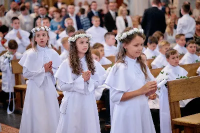 Maj to dla wielu najpiękniejszy miesiąc w roku. W liturgii Kościoła szczególnie wtedy czcimy Maryję oraz radujemy się ze Zmartwychwstania Pańskiego.
W niedzielę 12 maja w naszej Katedrze dzieci z klas III doświadczyły równie wielkiej radości po raz pierwszy w pełni uczestnicząc we Mszy Świętej. To niezwykłe spotkanie z Chrystusem w Komunii Świętej zostało poprzedzone przygotowaniem poprzez katechezy w szkole i spotkania w parafii, a także spowiedzią.
Poprzez niedzielną Eucharystie o godz. 12.00 celebrowaną przez ks. Krzysztofa Gołąbka, proboszcza naszej Katedry, 78 dzieci rozpoczęło wielką przygodę z Jezusem ukrytym w Najświętszym Sakramencie. Towarzyszyli im rodzice, którzy wraz ze swoimi dziećmi przygotowywali się do tego wydarzenia, a także najbliższa rodzina. Posługę w liturgii Mszy Świętej pełniły dzieci pierwszokomunijne oraz ich rodzice.
Wielka radość serc dzieci komunijnych promieniowała na wszystkich uczestników Mszy Świętej i przypominała zebranym na liturgii, że spotkanie z Jezusem Eucharystycznym to przywilej i wielkie szczęście. Czas tej wielkiej radości został przedłużony przez „Biały Tydzień”, w którym dzieci uczestniczyły w wieczornej Eucharystii, przyjmując Jezusa do swoich serc. 
Wszystkim dzieciom, które w tym roku przeżywały swoją Pierwszą Komunię Świętą, życzymy, aby nie gasł w nich zapał do poznawania Jezusa i Jego nauki, a radość, jaka towarzyszyła tym dniom, była nieodłączną towarzyszką ich spotkań z Jezusem w Eucharystii. A s. Julicie i ks. Julianowi dziękujemy za serce włożone w przygotowanie dzieci do tego wielkiego wydarzenia.
 
fot. Fotografia-64 Wacław Patro