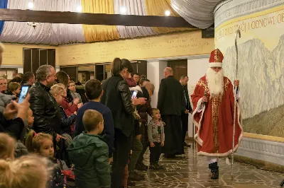 6 grudnia św. Mikołaj przybył także do naszej Katedry. Nie przyszedł z pustymi rękami. Obdarował grzeczne dzieci prezentami i porozmawiał z każdym, kto do niego podszedł. Przekazujemy pozdrowienia od św. Mikołaja dla całej parafii i obietnicę wizyty w przyszłym roku.  fot. Joanna Prasoł