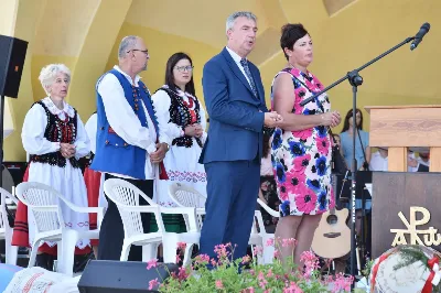 30 sierpnia 2020 r. do Parku Papieskiego w Rzeszowie na diecezjalne dożynki przyjechało 49 delegacji z dożynkowymi wieńcami.  Już o godz. 11.00 plac przed znajdującą się w Parku Papieskim sceną wypełniły delegacje z parafii diecezji rzeszowskiej. W sumie zarejestrowano 49 delegacje. Tegoroczną obsługę dożynek, w tym przygotowanie liturgii, zapewnili wierni i duszpasterze z dekanatu Sokołów Małopolski. O godz. 11.30 prof. Kazimierz Ożóg, mieszkaniec Górna, zaprezentował kilka myśli na temat chleba i godności pracy rolnika. Na scenie wystąpił zespół „Młody Duch i Przyjaciele” kierowany przez Dariusza Kosaka. Przed rozpoczęciem Mszy św. ks. Jerzy Uchman, diecezjalny duszpasterz rolników, przywitał przybyłych do Rzeszowa rolników, ogrodników, sadowników i pszczelarzy, wśród nich starostów dożynek Jerzego i Zofię Bednarzów z Kamienia, a także obecnych na Mszy św. parlamentarzystów, władze państwowe i samorządowe, służby mundurowe oraz poczty sztandarowe. Mszy św. przewodniczył bp Edward Białogłowski. W koncelebrze uczestniczył bp Kazimierz Górny oraz czternastu księży. W długiej procesji z darami do ołtarza podeszły delegacje wszystkich obecnych parafii przynosząc chleby i owoce. Dary te zostały przekazane Rzeszowskiemu Towarzystwu Pomocy im. św. Brata Alberta. Na zakończenie liturgii bp Białogłowski pobłogosławił przyniesione płody ziemi oraz ziarno na zasiew. Po błogosławieństwie poszczególne delegacje, przedstawiane przez ks. Jana Szczupaka, wikariusza biskupiego ds. społecznych, prezentowały swoje wieńce.  fot. ks. Tomasz Nowak