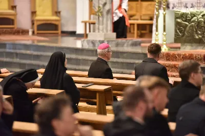 W Katedrze Rzeszowskiej odbyło się nabożeństwo Drogi Krzyżowej, której przewodniczył ks. Paweł Synoś, wikariusz biskupi ds. duchowieństwa. "Dziś sprowadź Mi dusze kapłańskie i zakonne, i zanurz je w niezgłębionym miłosierdziu Moim. One dały Mi moc przetrwania gorzkiej męki; przez nie, jak przez kanały, spływa na ludzkość miłosierdzie Moje." (Dzienniczek 1212) W modlitwie wraz z bp Janem Wątrobą uczestniczyły osoby życia konsekrowanego oraz prezbiterzy posługujący w Diecezji Rzeszowskiej. Nabożeństwo było ofiarowane w intencji wynagrodzenia za grzechy duchowieństwa i osób konsekrowanych, za dusze kapłanów i osób konsekrowanych cierpiące w czyśćcu oraz za tych, którzy odeszli od kapłaństwa i życia zakonnego. Fot. ks. Jakub Oczkowicz