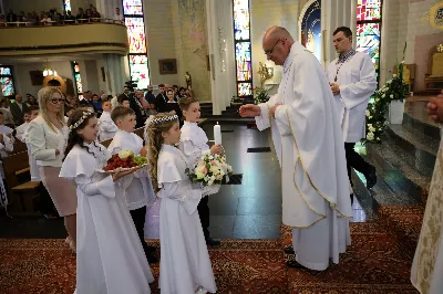 Maj to dla wielu najpiękniejszy miesiąc w roku. W liturgii Kościoła szczególnie wtedy czcimy Maryję oraz radujemy się ze Zmartwychwstania Pańskiego. W niedzielę 8 maja w naszej Katedrze dzieci z klas III doświadczyły równie wielkiej radości po raz pierwszy w pełni uczestnicząc we Mszy Świętej. To niezwykłe spotkanie z Chrystusem w Komunii Świętej zostało poprzedzone przygotowaniem poprzez katechezy w szkole i spotkania w parafii, a także spowiedzią. Poprzez niedzielne Eucharystie o godz. 12.00 i 13.30 celebrowane przez ks. Krzysztofa Gołąbka, proboszcza naszej Katedry, 88 dzieci rozpoczęło wielką przygodę z Jezusem ukrytym w Najświętszym Sakramencie. Towarzyszyli im rodzice, którzy wraz ze swoimi dziećmi przygotowywali się do tego wydarzenia, a także najbliższa rodzina. Posługę w liturgii Mszy Świętej pełniły dzieci pierwszokomunijne oraz ich rodzice.
Wielka radość serc dzieci komunijnych promieniowała na wszystkich uczestników Mszy Świętej i przypominała zebranym na liturgii, że spotkanie z Jezusem Eucharystycznym to przywilej i wielkie szczęście. Czas tej wielkiej radości został przedłużony przez „Biały Tydzień”, w którym dzieci uczestniczyły w wieczornej Eucharystii, przyjmując Jezusa do swoich serc. 

Wszystkim dzieciom, które w tym roku przeżywały swoją Pierwszą Komunię Świętą, życzymy, aby nie gasł w nich zapał do poznawania Jezusa i Jego nauki, a radość, jaka towarzyszyła tym dniom, była nieodłączną towarzyszką ich spotkań z Jezusem w Eucharystii. A s. Julicie i ks. Julianowi dziękujemy za serce włożone w przygotowanie dzieci do tego wielkiego wydarzenia.

fot. Paweł Styka