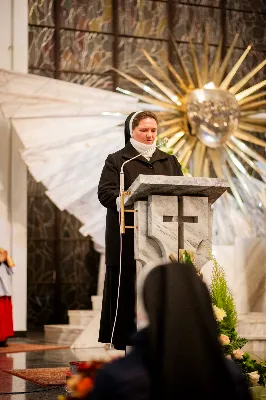 Mszy Świętej w święto Ofiarowania Pańskiego przewodniczył bp Jan Wątroba. W Eucharystii z okazji Dnia Życia Konsekrowanego uczestniczyli przedstawiciele sióstr i braci zakonnych, pustelnic, dziewic i wdów konsekrowanych oraz członków instytutów świeckich. Eucharystię koncelebrował ks. Stanisław Kamiński, wikariusz biskupi ds. zakonnych, a także 8 kapłanów. Homilię wygłosił bp Jan Wątroba. Śpiew podczas Mszy Świętej prowadziła Katedralna Schola Liturgiczna pod kierunkiem ks. Juliana Wybrańca przy akompaniamencie organowym Wiesława Siewierskiego. Fot. Paulina Lęcznar