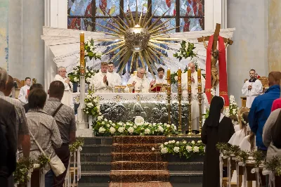 13 maja 1917 r. Matka Boża po raz pierwszy objawiła się w Fatimie trojgu dzieciom: Łucji, Hiacyncie i Franciszkowi, pozostawiając wezwanie do czynienia pokuty i porzucenia grzechu. W odpowiedzi na ten apel, w 105. rocznicę tego wydarzenia wierni licznie zgromadzili się w Katedrze Rzeszowskiej na wspólnej modlitwie do Pani Fatimskiej, prosząc o pokój na świecie, nawrócenie grzeszników i o łaskę stawania się wiernymi uczniami Chrystusa. Pierwsze w tym roku Nabożeństwo Fatimskie rozpoczęło się o godz. 18.30 odśpiewaniem Litanii Loretańskiej oraz przedstawieniem próśb i podziękowań do Matki Bożej Fatimskiej. O godz. 19.00 miała miejsce uroczysta Msza Święta, której przewodniczył bp Stanisław Jamrozek – biskup pomocniczy archidiecezji przemyskiej. Skierował on do zgromadzonych słowo Boże, podkreślając znaczenie wiary w codziennym życiu. Przytoczył słowa papieża Benedykta XVI, który mówił, że „wierzyć to znaczy uznać za prawdę to, czego do końca nie ogarnie nasz umysł. Trzeba przyjąć to, co Bóg nam objawia o sobie, o nas samych i otaczającej nas rzeczywistości, także tej niewidzialnej”. Biskup Stanisław przypomniał wciąż aktualne orędzie Maryi do pokuty, nawrócenia i modlitwy różańcowej. Zwrócił się również do dzieci pierwszokomunijnych, przeżywających swój Biały Tydzień, zachęcając je do modlitwy w ich dziecięcej prostocie i szczerości. Mszę Świętą koncelebrowali ks. Krzysztof Gołąbek – proboszcz parafii katedralnej, ks. Jerzy Buczek – dyrektor Domu Księży Seniorów w Rzeszowie oraz ks. Jakub Nagi – wicedyrektor Radia Via. Ze względu na złe warunki atmosferyczne, w trosce o bezpieczeństwo wiernych, zrezygnowano z procesji z figurą Matki Bożej i relikwiami dzieci fatimskich, która tradycyjnie odbywa się na placu przed Katedrą. Wierni składali swoje intencje przy figurze Matki Bożej Fatimskiej w modlitwie różańcowej, którą poprowadzili ks. Szczepan Węglowski z młodzieżą. Włączyli się w nią także kapłani z dekanatu. Wieczór poświęcony Matce Bożej Fatimskiej zakończyło wspólne odśpiewanie Apelu Jasnogórskiego, po którym jeszcze przez godzinę trwała adoracja Najświętszego Sakramentu. W posługę muzyczną podczas Eucharystii włączyli się Katedralny Chór Chłopięco-Męski Pueri Cantores Resovienses pod dyrekcją Marcina Florczaka oraz orkiestra dęta prowadzona przez Tadeusza Cielaka. Kolejne Nabożeństwa Fatimskie odbędą się w każdy 13. dzień miesiąca do października. Angelika Karnasiewicz fot. Joanna Prasoł