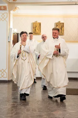 „Nasza wdzięczność jest szczególna wobec osób konsekrowanych za ich czytelne świadectwo wiary i za to, że żyjąc wiarą na co dzień ukazują chrystusowy styl życia” – mówił biskup Jan Wątroba podczas Mszy św. w katedrze rzeszowskiej w święto Ofiarowania Pańskiego. W Eucharystii, z okazji swojego święta patronalnego, uczestniczyły osoby konsekrowane posługujące w diecezji rzeszowskiej.
Mszy św. w katedrze rzeszowskiej przewodniczył bp Jan Wątroba, który modlił się w intencji osób konsekrowanych, przeżywających w święto Ofiarowania Pańskiego (02.02.) swoje święto patronalne. Eucharystię koncelebrował ks. Stanisław Kamiński, wikariusz biskupi ds. zakonnych, a także 9 kapłanów.
Na początku Mszy św. ks. Stanisław Kamiński powitał zebranych i wprowadził w przeżywaną liturgię. Następnie odbył się obrzęd błogosławieństwa świec i procesja z dolnego kościoła do głównej części katedry rzeszowskiej
Homilię wygłosił bp Jan Wątroba, który w pierwszej części, odnosząc się do przeżywanego święta, nawiązał do postawy Matki Najświętszej i św. Józefa. „Maryja uczy nas, że wierność Bogu oznacza wypełnianie prawa Bożego. Ona wypełniła wszystko bez wyjątku. Choć sama nie potrzebowała oczyszczenia, pozostała jednak posłuszna prawu. Skromna, prosta, uboga kobieta, poddana Bogu. W postawie Maryi i Józefa można dostrzec piękną lekcję dla rodziców i wychowawców. Rodzice powinni przedstawiać, czyli zawierzać swoje dzieci Panu Bogu. To jest gest wdzięczności wobec Stwórcy, a także znak wielkiej pokory wobec niełatwej misji rodzicielskiej i wychowawczej. Pełny rozwój człowieka dokonuje się dzięki Bożej łasce, a rodzice powinni się czuć narzędziem Bożej łaski, dlatego powinni często błogosławić swoje dzieci, modlić się za nie i z nimi oraz wciąż na nowo zawierzać je Panu Bogu” – mówił bp Wątroba.
Biskup Rzeszowski odnosząc się do obchodzonego Dnia życia konsekrowanego powiedział: „Trzy elementy wspólnoty: słowo, wierność i otwarcie na Ducha Świętego stanowią istotę życia każdej osoby konsekrowanej. Rozważać słowo Boże, trwać wiernie na modlitwie i być otwartym na to, co Duch Święty chce nam powiedzieć, to wypełnić powołanie do życia konsekrowanego, a jednocześnie wyznać wiarę w Kościół Chrystusowy. Nasza wdzięczność jest szczególna wobec osób konsekrowanych za ich czytelne świadectwo wiary i za to, że żyjąc wiarą na co dzień ukazują chrystusowy styl życia. Towarzyszą nam przez swoją pełną zatroskania miłosierną obecność, ale także przez milczącą obecność przepełnioną modlitwą w intencjach Kościoła, świata, a także poszczególnych osób i wspólnot”.
Po homilii osoby konsekrowane zgromadzone w katedrze odnowiły swoje przyrzeczenia.
Na zakończenie liturgii s. Agata Jakieła CSFN, referentka diecezjalna ds. życia konsekrowanego, podziękowała bp. Janowi Wątrobie za przewodniczenie liturgii i modlitwę w intencji osób życia konsekrowanego.
W Eucharystii w rzeszowskiej katedrze uczestniczyło prawie 100 osób życia konsekrowanego, a pośród nich ojcowie i bracia zakonni, siostry zakonne, wdowy i dziewice konsekrowane oraz członkowie instytutów świeckich. Śpiewy podczas liturgii wykonała Katedralna Schola Liturgiczna pod dyrekcją ks. Juliana Wybrańca, a przy organach zasiadł katedralny organista – Wiesław Siewierski. 

fot. Jola Warchoł