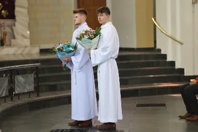 „Eucharystia powinna nas prowadzić do odkrycia kapłańskiej misji Ludu Bożego, kapłańskiej misji każdego z nas” – powiedział Biskup Rzeszowski podczas Mszy Wieczerzy Pańskiej, której przewodniczył w katedrze rzeszowskiej w Wielki Czwartek, 2 kwietnia 2026 r.
Podczas uroczystej liturgii Wielkiego Czwartku w katedrze rzeszowskiej, której przewodniczył bp Jan Wątroba, wierni zostali zaproszeni do refleksji nad tajemnicą Eucharystii, kapłaństwa oraz powołania całego Ludu Bożego do udziału w misji Chrystusa. Na zakończenie homilii biskup zachęcił do szczególnej modlitwy za kapłanów, zwłaszcza tych przeżywających trudności i kryzysy. „Panie Jezu, dobry pasterzu i towarzyszu wędrówki, dziś powierzamy Ci wszystkich kapłanów, ale zwłaszcza tych, którzy przechodzą chwilę kryzysu” – powiedział Biskup Rzeszowski. Wezwał także wspólnotę wiernych do troski o kapłanów poprzez modlitwę, życzliwość i wsparcie.
Wielkoczwartkowa liturgia w katedrze rzeszowskiej stała się nie tylko dziękczynieniem za dar Eucharystii i kapłaństwa, ale także wezwaniem do odnowienia świadomości odpowiedzialności każdego wiernego za życie Kościoła i świadectwo wiary w świecie. fot. ks. Jakub Oczkowicz