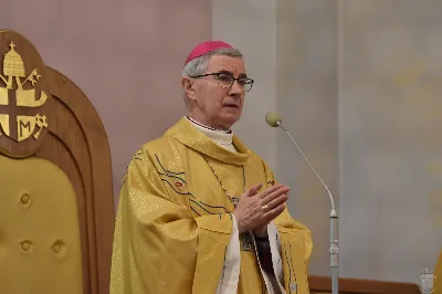 18 maja 2025 r., w katedrze rzeszowskiej celebrowano Eucharystię z okazji 25. rocznicy przyjęcia sakry biskupiej przez bp. Jana Wątrobę. Mszy św. przewodniczył Biskup Rzeszowski, zaś w koncelebrze wzięli udział: abp Józef Michalik, abp Adam Szal, bp Edward Białogłowski, bp Kazimierz Górny, bp Stanisław Jamrozek, bp Marian Rojek, bp Jan Śrutwa oraz kilkudziesięciu kapłanów. W Eucharystii uczestniczyły liczne delegacje osób życia konsekrowanego, przedstawiciele instytucji, fundacji i stowarzyszeń kościelnych. W katedrze rzeszowskiej obecni byli również parlamentarzyści sejmu i senatu, władze wojewódzkie, samorządowe, władze Rzeszowa, rektorzy wyższych uczelni, dyrektorzy instutucji regionalnych, kuratorium oświaty, a także szpitali. Homilię wygłosił bp Edward Białogłowski, biskup pomocniczy senior, który podkreślił, że świętowanie srebrnego jubileuszu Biskupa Rzeszowskiego wpisuje się w przeżywanie Roku Świętego, ale także kolejną rocznicę urodzin św. Jana Pawła II, rocznicę bitwy pod Monte Cassino, inaugurację pontyfikatu Ojca Świętego Leona XIV oraz rocznicę beatyfikacji Józef Sebastiana Pelczara. Na zakończenie liturgii Karolina i Dariusz Kosakowie z dziećmi, jako przedstawiciele diecezjan, przekazali życzenia Jubilatowi. W uroczystej liturgii wzięło udział kilkuset muzyków, chórzystów i członków orkiestr, którzy brali udział w projekcie „Podkarpacie śladami św. Jana Pawła II”. Przedsięwzięcie zostało zorganizowane przez Polski Związek Chórów i Orkiestr – Oddział w Rzeszowie. fot. ks. Jakub Oczkowicz