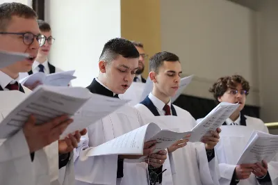 „Eucharystia powinna nas prowadzić do odkrycia kapłańskiej misji Ludu Bożego, kapłańskiej misji każdego z nas” – powiedział Biskup Rzeszowski podczas Mszy Wieczerzy Pańskiej, której przewodniczył w katedrze rzeszowskiej w Wielki Czwartek, 2 kwietnia 2026 r.
Podczas uroczystej liturgii Wielkiego Czwartku w katedrze rzeszowskiej, której przewodniczył bp Jan Wątroba, wierni zostali zaproszeni do refleksji nad tajemnicą Eucharystii, kapłaństwa oraz powołania całego Ludu Bożego do udziału w misji Chrystusa. Na zakończenie homilii biskup zachęcił do szczególnej modlitwy za kapłanów, zwłaszcza tych przeżywających trudności i kryzysy. „Panie Jezu, dobry pasterzu i towarzyszu wędrówki, dziś powierzamy Ci wszystkich kapłanów, ale zwłaszcza tych, którzy przechodzą chwilę kryzysu” – powiedział Biskup Rzeszowski. Wezwał także wspólnotę wiernych do troski o kapłanów poprzez modlitwę, życzliwość i wsparcie.
Wielkoczwartkowa liturgia w katedrze rzeszowskiej stała się nie tylko dziękczynieniem za dar Eucharystii i kapłaństwa, ale także wezwaniem do odnowienia świadomości odpowiedzialności każdego wiernego za życie Kościoła i świadectwo wiary w świecie. fot. ks. Jakub Oczkowicz