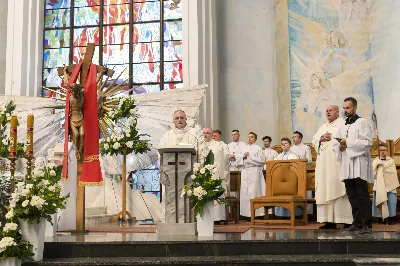 13 maja 1917 r. Matka Boża po raz pierwszy objawiła się w Fatimie trojgu dzieciom: Łucji, Hiacyncie i Franciszkowi, pozostawiając wezwanie do czynienia pokuty i porzucenia grzechu. W odpowiedzi na ten apel, w 105. rocznicę tego wydarzenia wierni licznie zgromadzili się w Katedrze Rzeszowskiej na wspólnej modlitwie do Pani Fatimskiej, prosząc o pokój na świecie, nawrócenie grzeszników i o łaskę stawania się wiernymi uczniami Chrystusa. Pierwsze w tym roku Nabożeństwo Fatimskie rozpoczęło się o godz. 18.30 odśpiewaniem Litanii Loretańskiej oraz przedstawieniem próśb i podziękowań do Matki Bożej Fatimskiej. O godz. 19.00 miała miejsce uroczysta Msza Święta, której przewodniczył bp Stanisław Jamrozek – biskup pomocniczy archidiecezji przemyskiej. Skierował on do zgromadzonych słowo Boże, podkreślając znaczenie wiary w codziennym życiu. Przytoczył słowa papieża Benedykta XVI, który mówił, że „wierzyć to znaczy uznać za prawdę to, czego do końca nie ogarnie nasz umysł. Trzeba przyjąć to, co Bóg nam objawia o sobie, o nas samych i otaczającej nas rzeczywistości, także tej niewidzialnej”. Biskup Stanisław przypomniał wciąż aktualne orędzie Maryi do pokuty, nawrócenia i modlitwy różańcowej. Zwrócił się również do dzieci pierwszokomunijnych, przeżywających swój Biały Tydzień, zachęcając je do modlitwy w ich dziecięcej prostocie i szczerości. Mszę Świętą koncelebrowali ks. Krzysztof Gołąbek – proboszcz parafii katedralnej, ks. Jerzy Buczek – dyrektor Domu Księży Seniorów w Rzeszowie oraz ks. Jakub Nagi – wicedyrektor Radia Via. Ze względu na złe warunki atmosferyczne, w trosce o bezpieczeństwo wiernych, zrezygnowano z procesji z figurą Matki Bożej i relikwiami dzieci fatimskich, która tradycyjnie odbywa się na placu przed Katedrą. Wierni składali swoje intencje przy figurze Matki Bożej Fatimskiej w modlitwie różańcowej, którą poprowadzili ks. Szczepan Węglowski z młodzieżą. Włączyli się w nią także kapłani z dekanatu. Wieczór poświęcony Matce Bożej Fatimskiej zakończyło wspólne odśpiewanie Apelu Jasnogórskiego, po którym jeszcze przez godzinę trwała adoracja Najświętszego Sakramentu. W posługę muzyczną podczas Eucharystii włączyli się Katedralny Chór Chłopięco-Męski Pueri Cantores Resovienses pod dyrekcją Marcina Florczaka oraz orkiestra dęta prowadzona przez Tadeusza Cielaka. Kolejne Nabożeństwa Fatimskie odbędą się w każdy 13. dzień miesiąca do października. Angelika Karnasiewicz fot. Joanna Prasoł