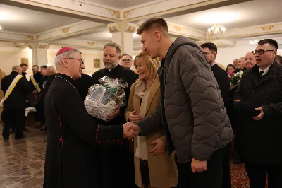 W liturgiczne wspomnienie św. Jana Apostoła (27 grudnia) w katedrze rzeszowskiej celebrowano Eucharystię, której przewodniczył bp Jan Wątroba. Mszę św. koncelebrował abp Edward Nowak, bp Edward Białogłowski, a także ok. 60 kapłanów, którzy wraz z przedstawicielami wspólnot, stowarzyszeń i instytucji modlili się w intencji Biskupa Rzeszowskiego z okazji jego imienin.
Homilię wygłosił ks. Janusz Kosior, proboszcz parafii pw. św. Jadwigi Królowej w Rzeszowie.
Na zakończenie Mszy św. bp Jan Wątroba podziękował za modlitwę i życzenia. 
fot. ks. Jakub Oczkowicz
