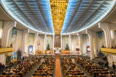 Pasterce w naszej Katedrze przewodniczył bp Jan Wątroba. Czuwanie przed Pasterką prowadziła młodzież naszej parafii. fot. Fotografiarzeszow