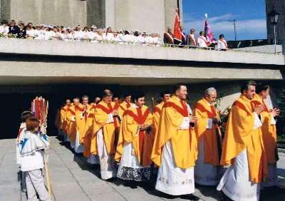 Figura Matki Bożej Fatimskiej została sprowadzona do kościoła Najświętszego Serca Pana Jezusa w Rzeszowie (od 1992 r. katedry) w 1982 r. z Fatimy. Koronacja figury odbyła się 13 czerwca 1993 r. Koronacji dokonał bp Kazimierz Górny wspólnie z bp. Julianem Groblickim i bp. Edwardem Białogłowskim. 