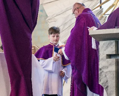W V Niedzielę Wielkiego Postu, podczas Mszy Świętej o godz. 12:00, ks. Krzysztof Gołąbek – proboszcz naszej Katedry, przyjął do grona Liturgicznej Służby Ołtarza siedmiu nowych ministrantów. Po odpowiednim przygotowaniu, pod czujnym okiem ks. Pawła Wójcika oraz animatorów Adama i Miłosza, chłopcy otrzymali stopień ministranta choralisty – po raz pierwszy założyli kołnierzyki i otrzymali legitymacje ministranckie. To wyjątkowy moment i ogromna radość dla naszej wspólnoty! Podczas Mszy Świętej zaśpiewała Dziewczęca Schola Katedralna. Serdecznie gratulujemy chłopcom odwagi oraz życzymy wytrwałości w tej pięknej służbie przy Ołtarzu Pana Jezusa. Jeśli chcesz dołączyć do grona ministrantów – serdecznie zapraszamy! Zainteresowanych prosimy o kontakt z ks. Pawłem Wójcikiem.
fot. Antoni Ważny