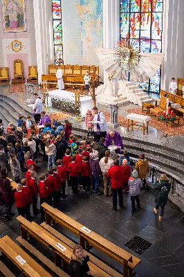 W niedzielę, 18 grudnia 2022 roku, podczas uroczystej Mszy Świętej o godz. 12.00 w Katedrze Rzeszowskiej do grona chórzystów Katedralnego Chóru Chłopięco-Męskiego Pueri Cantores Resovienses dołączyło 20 najmłodszych chłopców.
„Młodziki”, bo tak są nazywani przez starszych kolegów, złożyli przyrzeczenie, że będą godnie reprezentować brać chóralną i śpiewać na chwałę Pana.
Najmłodsi kandydaci na chórzystów zostali wyłonieni podczas rekrutacji prowadzonej przez poprzedniego dyrygenta, Marcina Florczaka, w rzeszowskich szkołach podstawowych jeszcze na wiosnę. Od razu rozpoczęli próby. Intensywnie przez tydzień ćwiczyli swoje głosy razem ze starszymi kolegami podczas corocznego Muzycznego Obozu Szkoleniowo-Wypoczynkowego we Frysztaku, który odbył się początkiem lipca. W wolnych chwilach uczestniczyli w wycieczkach i zajęciach sportowych. Mieli okazję poznać kolegów z chóru i lepiej się poznać.
Obecnie dyrygentkami Katedralnego Chóru Chłopięco-Męskiego Pueri Cantores Resovienses są: Edyta Kotula i Angela Pacuta. 
Po Mszy Świętej Chór wraz z ks. Krzysztofem Gołąbkiem – proboszczem Katedry oraz ks. Julianem Wybrańcem – duszpasterzem Chóru z ramienia biskupa diecezji rzeszowskiej, a także dyrygentkami: Edytą Kotulą i Angelą Pacutą, na stopniach ołtarza Rzeszowskiej Katedry pozował do wspólnego zdjęcia. Następnie chórzyści udali się do sali Jana Pawła II na słodki poczęstunek. 
Za piękne zdjęcia dziękujemy: Fotografia Jola Warchoł