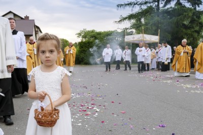 W piątek (11 czerwca) obchodziliśmy Uroczystość Najświętszego Serca Pana Jezusa - nasz odpust parafialny. Dziękujemy za tak liczny udział! Kazania odpustowe wygłosił ks. dziekan Krzysztof Szopa, proboszcz parafii Osobnica, były wikariusz naszej parafii. O godz. 18.00 uroczystej Mszy Świętej przewodniczył bp Jan Ozgi z Kamerunu (wikariusz katedralny w latach 1981-1985). Podczas Mszy Świętej zaśpiewał Katedralny Chór Chłopięco-Męski Pueri Cantores Resovienses i zagrała orkiestra dęta.  fot. Joanna Prasoł