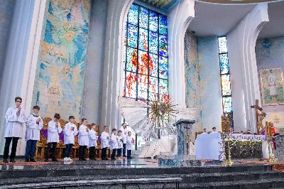 W IV Niedzielę Wielkiego Postu, podczas Mszy Świętej o godz. 12:00, ks. Krzysztof Gołąbek – proboszcz naszej Katedry, przyjął do grona Liturgicznej Służby Ołtarza dziesięciu nowych ministrantów! Po odpowiednim przygotowaniu, pod czujnym okiem ks. Pawła Wójcika oraz animatorów, chłopcy otrzymali stopień ministranta choralisty – po raz pierwszy założyli kołnierzyki i otrzymali legitymacje ministranckie. To wyjątkowy moment i ogromna radość dla naszej wspólnoty! 
Serdecznie gratulujemy chłopcom odwagi oraz życzymy wytrwałości w tej pięknej służbie przy Ołtarzu Pana Jezusa. 
Jeśli chcesz dołączyć do grona ministrantów – serdecznie zapraszamy! Zainteresowanych prosimy o kontakt z ks. Pawłem Wójcikiem.
 fot. Joanna Prasoł