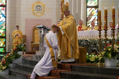 „Na swoje życie i swoje kapłaństwo trzeba popatrzeć w świetle Bożej miłości. Inaczej go nie pojmiemy ani my, ani ci, którzy będą na nas patrzeć” – mówił bp Jan Wątroba podczas Mszy św. z udzieleniem święceń prezbiteratu. 4 czerwca 2022 r. w kościele katedralnym jedenastu diakonów diecezji rzeszowskiej przyjęło sakrament kapłaństwa.
Do grona neoprezbiterów diecezji rzeszowskiej należą: ks. Sebastian Bełz z parafii w Nienadówce, ks. Krzysztof Lampart z parafii w Rudnej Wielkiej, ks. Mateusz Łachmanek z parafii w Lipinkach, ks. Karol Migut z parafii w Jasionce, ks. Marcin Murawski z parafii katedralnej w Rzeszowie, ks. Adrian Pazdan z parafii w Zagorzycach, ks. Tomasz Sienicki z parafii w Bieździedzy, ks. Dominik Świeboda z parafii w Palikówce, ks. Piotr Wąsacz z parafii bł. Władysława Findysza w Rzeszowie, ks. Mateusz Wojtuń z parafii w Święcanach oraz ks. Wiktor Zoła z parafii w Cieklinie.
Mszy św. przewodniczył i święceń udzielił bp Jan Wątroba. Eucharystię koncelebrowało około osiemdziesięciu księży, m.in: przełożeni Wyższego Seminarium Duchownego w Rzeszowie oraz proboszczowie i wikariusze z parafii rodzinnych neoprezbiterów. W Mszy św. uczestniczył abp Edward Nowak, bp Kazimierz Górny i bp Edward Białogłowski.
Zebranych w kościele katedralnym powitał ks. Krzysztof Gołąbek, proboszcz parafii.
W homilii bp Jan Wątroba nawiązał do słów z Ewangelii według św. Jana w których Chrystus tłumaczy co to znaczy być dobrym pasterzem. „Być kapłanem w Kościele Chrystusowym to znaczy mieć udział w Jego pasterskiej misji i stale upodabniać się do Dobrego Pasterza, który zna owce, karmi je, broni i jest gotów oddać życie dla ich dobra” – mówił hierarcha.
Po homilii odbył się obrzędy święceń: przyrzeczenie czci i posłuszeństwa Biskupowi Ordynariuszowi, Litania do Wszystkich Świętych podczas której kandydaci leżeli krzyżem, nałożenie rąk, modlitwa święceń oraz namaszczenie rąk krzyżmem i wręczenie chleba i wina. Podczas Liturgii Eucharystycznej nowo wyświęceni po raz pierwszy wyciągnęli dłonie nad chlebem i winem wypowiadając słowa konsekracji.
Na zakończenie Mszy św. ks. Tomasz Sienicki, podziękował w imieniu nowo wyświęconych wszystkim, którzy przyczynili się do przygotowania ich do kapłaństwa. Słowa wdzięczności, m.in. przełożonym Wyższego Seminarium Duchownego w Rzeszowie i rodzicom neoprezbiterów, wypowiedział bp Jan Wątroba. 
W drodze do zakrystii neoprezbiterzy zatrzymali się przy figurze Matki Bożej Fatimskiej zawierzając swoje kapłaństwo Matce Bożej.
W niedzielę, 5 czerwca, w Uroczystość Zesłania Ducha Świętego, neoprezbiterzy będą sprawować w swoich rodzinnych parafiach uroczyste Msze św. prymicyjne, a w najbliższych tygodniach otrzymają skierowania do parafii.

Fot. ks. Jakub Nagi oraz biala-wrona.pl
