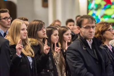 Uroczystość Chrystusa Króla to także święto Akcji Katolickiej i KSM-u. Centralnej uroczystości w Katedrze przewodniczył biskup diecezjalny Jan Wątroba. Eucharystię koncelebrowało 25 księży, wśród nich ks. Stanisław Potera – asystent diecezjalny AK i ks. Tomasz Ryczek – asystent diecezjalny KSM. Po wyznaniu wiary 88 młodych osób złożyło przyrzeczenie Katolickiego Stowarzyszenia Młodzieży. Obrzęd przyrzeczenia prowadził Paweł Grodzki – prezes KSM Diecezji Rzeszowskiej. Ceremonia zakończyła się odśpiewaniem hymnu KSM i zawołaniem: „Przez cnotę, naukę i pracę, służyć Bogu i Ojczyźnie, Gotów!”

Po Komunii św. bp Jan Wątroba, razem z ks. Stanisławem Poterą, wręczył nominacje 20 nowym prezesom oddziałów parafialnych Akcji Katolickiej. Krótkie przemówienia wypowiedzieli kolejno: Jeremi Kalkowski – prezes Zarządu Diecezjalnego Instytutu AK i Paweł Grodzki.

Po Komunii św. wszyscy zebrani uklękli przed Najświętszym Sakramentem. Biskup Ordynariusz odczytał Jubileuszowy Akt Przyjęcia Jezusa Chrystusa za Króla i Pana.

Po Mszy św. bp Jan Wątroba wręczył odznaki i legitymacje nowym członkom KSM.

fot. Fotografiarzeszow