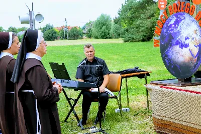 W czwartek w Uroczystość Najświętszego Ciała i Krwi Pańskiej (Boże Ciało) Msza Święta parafialna o godz. 12.00 była sprawowana na osiedlu Drabinianka na placu zieleni między ul. Graniczną i Zieloną. Dziękujemy parafianom za zaangażowanie i pomoc w przygotowaniu ołtarzy: - Ołtarz Mszy Świętej - Spółdzielnia Mieszkaniowa Metalowiec i mieszkańcy ul. Zielonej. - I ołtarz przy kapliczce Matki Bożej Fatimskiej – mieszkańcy bloku ul. Cicha 9. - II ołtarz przy Akademikach – mieszkańcy bloków ul. Cicha 3 i 7. - III ołtarz przed „Energetykiem” mieszkańcy bloku Kwiatkowskiego 5. - IV ołtarz obok bloków ul. Graniczna 4a i 4b – mieszkańcy tychże bloków.  fot. Andrzej Kotowicz