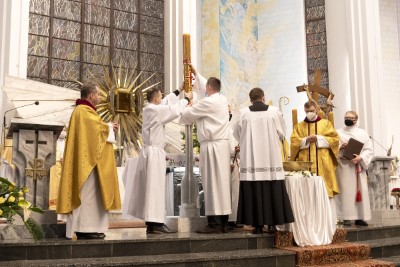 3 kwietnia 2021 r. bp Jan Wątroba przewodniczył liturgii Wigilii Paschalnej w naszej Katedrze. Podczas Mszy Świętej cztery osoby: Patrycja Dominika, Bartłomiej, Dawid Mateusz i Olech przyjęli sakrament chrztu, bierzmowania i Eucharystii.  Neofici przygotowywali się do przyjęcia sakramentów wtajemniczenia chrześcijańskiego w Diecezjalnym Centrum Katechumenatu Dorosłych, które mieści się przy parafii Miłosierdzia Bożego w Rzeszowie (ul. Kardynała K. Wojtyły 114) . Przygotowanie rozpoczyna się we wrześniu i trwa do uroczystości Zesłania Ducha Świętego. Centralnym wydarzeniem formacji jest Wigilia Paschalna, podczas której katechumeni przyjmują sakrament chrztu, bierzmowania i Eucharystii.  fot. Joanna Prasoł 