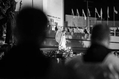 Ponad 100 lat temu, w roku 1917 r. w Fatimie, Matka Boża każdego 13. dnia miesiąca od maja do października objawiała się trójce dzieci: Łucji, Hiacyncie i Franciszkowi. Prosiła ich wówczas o odmawianie modlitwy różańcowej w intencji pokoju na świecie i nawrócenia grzeszników. Wzorem tych wydarzeń w wielu parafiach w Polsce i na świecie prowadzone są nabożeństwa fatimskie. Nie inaczej jest w rzeszowskiej katedrze, gdzie 13 października zakończono cykl tegorocznych spotkań modlitewnych przy figurze Pani Fatimskiej. Wieczór fatimski rozpoczął się o godz. 18:40 odczytaniem próśb i podziękowań do Matki Bożej Fatimskiej. Wcześniej wierni mogli skorzystać z sakramentu pokuty. O godz. 19:00 odprawiono uroczystą Mszę Świętą, której przewodniczył ks. Andrzej Szpaczyński – ojciec duchowny w Wyższym Seminarium Duchownym w Rzeszowie. Wygłosił on także homilię, w której nawiązał do liturgii słowa z dnia, przyrównując ją do myślenia współczesnego człowieka. „Jezus mówi do nas «Kto nie jest ze mną, jest przeciwko mnie». Można pomyśleć: jestem teraz w kościele, modlę się, spowiadam, przyjmuję sakramenty, ale czy rzeczywiście jestem z Jezusem czy tylko z Nim bywam? Czy jestem w Jego obecności cały czas czy jedynie bywam z Nim przez pewne chwile w ciągu dnia? Być z Jezusem to być po Jego stronie, mieć podobne myślenie, jak On, które przejawia się w czynach, podejmowanych decyzjach, a także w patrzeniu na drugiego. To wiara jest filtrem, który pozwala zobaczyć w drugim człowieku nie przeciwnika, ale brata – nawet jeśli jest on inny lub myśli inaczej. Wiara może pomagać wchodzić z nim w relację. Warto zadać sobie pytanie: czy mam w sobie ten filtr, ten sposób patrzenia, dzięki któremu jestem po stronie Jezusa?”. Następnie celebrans przywołał wydarzenia z portugalskiego miasteczka: „Choć nie jesteśmy świadkami cudu słońca, który zobaczył dziesięciotysięczny tłum 13 października 1917 w Fatimie, to słyszymy dzisiaj wezwanie do nawrócenia i pokuty. Każdy z nas jest wezwany, by się nawracać. Być może nawróceniu powinno ulec nasze spojrzenie na innych, by zobaczyć w nich dobro, a na świat patrzeć z wiarą”. Mszę Świętą koncelebrowali ks. Bogusław Babiarz – dyrektor administracyjny WSD w Rzeszowie, ks. Krzysztof Gołąbek – proboszcz parafii katedralnej oraz ks. Michał Rurak – katedralny wikariusz. Posługę w czasie liturgii pełnili alumni rzeszowskiego seminarium, którzy wraz z diakonem Łukaszem prowadzili także modlitwę różańcową z rozważaniami opartymi o historię błogosławionej rodziny Ulmów. Korzystając z ciepłej, jesiennej pogody po zakończonej Mszy Świętej odbyła się procesja na placu przed świątynią z figurą Pani Fatimskiej. Wierni z świecami w rękach zawierzali siebie, swoje rodziny i wszelkie troski w modlitwie różańcowej. Duchowo łączyli się z nimi słuchacze katolickiego radia VIA, które transmitowało całe nabożeństwo. Przed wyśpiewaniem Apelu Jasnogórskiego ks. Krzysztof, proboszcz parafii katedralnej, podsumował tegoroczne nabożeństwa fatimskie, dziękując wiernym za uczestnictwo w uwielbieniu Boga za przyczyną Pani Fatimskiej. W sposób szczególny podziękowania skierował do braci alumnów z roku propedeutycznego, życząc, aby modlitwa przy figurze Matki Bożej z Fatimy umacniała rozeznawanie drogi ich powołania. Wyrazy wdzięczności popłynęły w stronę kapłanów z dekanatu Rzeszów-Katedra, sióstr zakonnych, orkiestry pod batutą Tadeusza Cielaka, która uświetniała każde z tegorocznych nabożeństw oraz słuchaczy katolickiego radia VIA. Do godz. 22:00 w świątyni trwała adoracja Najświętszego Sakramentu, w której wierni licznie uczestniczyli. Od listopada do kwietnia 13. dnia miesiąca w świątyni katedralnej prowadzona jest modlitwa różańcowa przy figurze Matki Bożej Fatimskiej o godz. 17:30. Niech wezwanie Maryi do codziennej modlitwy różańcowej przyświeca nam nie tylko w październiku i przy okazji nabożeństw fatimskich, ale każdego dnia. 
tekst: Angelika Karnasiewicz 
fot. Jola Warchoł