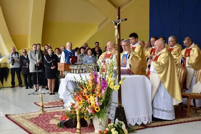 W niedzielę 29 sierpnia 2021 r. w Parku Papieskim w Rzeszowie odbyły się Dożynki Diecezjalne. Mimo deszczowej pogody do Parku Papieskiego przyjechało 57 delegacji z parafii diecezji rzeszowskiej z 65 wieńcami. Tegoroczną obsługę dożynek, w tym przygotowanie liturgii, zapewnili wierni i duszpasterze z dekanatu Rzeszów Wschód. Przed Mszą św. członkowie Stowarzyszenia Przyjaciół Ziemi Słocińskiej zaprezentowali program słowno-muzyczny. Podczas Mszy św. wystąpił chór z parafii św. Rocha w Rzeszowie pod dyrekcją Krzysztofa Husa oraz Gminna Orkiestra Dęta z Krasnego. Przed rozpoczęciem Mszy św. ks. Jerzy Uchman, diecezjalny duszpasterz rolników, przywitał przybyłych do Rzeszowa rolników, ogrodników, sadowników i pszczelarzy, wśród nich starostów dożynek: Marka Leśniewskiego i Teresę Kilar z parafii św. Rocha w Rzeszowie. Mszy św. przewodniczył bp Jan Wątroba. W koncelebrze uczestniczył bp Kazimierz Górny, ks. Wiesław Szurek oraz blisko dwudziestu księży. W długiej procesji z darami do ołtarza podeszły delegacje wszystkich obecnych parafii przynosząc chleby, wino, miód i owoce. Na zakończenie liturgii Biskup Rzeszowski pobłogosławił przyniesione płody ziemi. Po błogosławieństwie poszczególne delegacje, przedstawiane przez ks. Rafała Flaka, dyrektora Wydziału Duszpasterskiego Kurii Diecezjalnej w Rzeszowie, zaprezentowały swoje wieńce.  Fot. ks. Tomasz Nowak