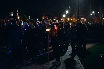 W piątek 5.04.2019 r. o godz. 20.00 odbyła się Droga Krzyżowa w Parku Papieskim. Nabożeństwu przewodniczył ks. Marcin Pater. fot. Dariusz Kamiński