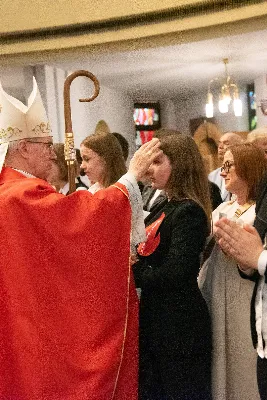 9 kwietnia w Katedrze 42 młodych osób z parafii katedralnej oraz 14 parafii Matki Bożej Częstochowskiej w Rzeszowie (Drabinianka) otrzymało sakrament bierzmowania, którego udzielił bp Jan Wątroba.
Przygotowania młodzieży trwały 2 lata, a odbywały się pod okiem ks. Krzysztofa, ks. Pawła, ks. Szczepana, s. Ewy oraz pani Agnieszki i obejmowały m.in. katechezy, spotkania formacyjne, a także przystąpienie do sakramentu pokuty. We wtorkowy wieczór kandydaci wraz ze swoimi świadkami, rodzicami, chrzestnymi czy też dziadkami zgromadzili się w Katedrze, by prosić o dary Ducha Świętego, umacniające w mężnym wyznawaniu wiary i postępowaniu według jej zasad.
Wszystkich zgromadzonych w świątyni przywitał ks. Krzysztof Gołąbek – proboszcz parafii katedralnej. Mszę Świętą koncelebrowali także ks. Tadeusz Pindara – proboszcz parafii Matki Bożej Częstochowskiej oraz kapłani posługujący w obydwu parafiach.
Następnie prośbę o udzielenie sakramentu bierzmowania zgromadzonym młodym oraz o modlitwę skierowali do Księdza Biskupa rodzice kandydatów.
W homilii bp Jan zachęcił młodych, aby w tym wyjątkowym dniu obrali Ducha Świętego za życiowego przewodnika towarzszącego im przy ważnych wyborach czy podchodzeniu do egzaminów – także tych życiowych. Wyjaśnił również znaczenie imienia Ducha Świętego – Paraklet – które tłumaczone z jęz. greckiego oznacza obrońcę, adwokata – nigdy prokuratora, nawet nie sędziego.
Będziecie moimi świadkami, gdy was umocni Duch Święty – mówi Pan Jezus. Niech nie będzie niedzieli i uroczystości bez udziału we Mszy Świętej – to jest moment dawania świadectwa. Właśnie przez zaangażowane, pełne uczestnictwo w najpiękniejszej modlitwie, jaką ma Kościół, czyli w Mszy Świętej, zdacie egzamin ze swojej dojrzałości chrześcijańskiej.
Na koniec celebrans odwołał się do obchodzonej poprzedniego dnia Uroczystości Zwiastowania Pańskiego i postawy Maryi wobec planu Bożego w Jej życiu oraz drogi, przez którą prowadził Ją Duch Święty. Podkreślił, że właśnie Maryja uczy, jak być uczennicą Ducha Świętego.
Po homilii miało miejsce odnowienie przyrzeczeń chrzcielnych. Następnie odbyła się najważniejsza część uroczystości – modlitwa Księdza Biskupa oraz namaszczenie krzyżmem każdego kandydata.
Sakrament bierzmowania jest koniecznym dopełnieniem sakramentu chrztu i wiąże się również z obraniem konkretnego patrona, którego życie i przymioty są wzorem dla młodego człowieka otrzymującego Ducha Świętego. Kandydat do bierzmowania ma więc okazję wybrać sobie świętego czy błogosławionego, którego droga do świętości najbardziej go zachwyciła. Może być to patron, którego imię nosi już od chrztu; może też wybrać sobie drugiego patrona. 
W związku z tym podczas namaszczenia krzyżmem biskup zwraca się do bierzmowanego nowo wybranym imieniem.
Po liturgii sakramentu bierzmowania miała miejsce modlitwa powszechna i liturgia eucharystyczna. Na koniec młodzi złożyli podziękowania Księdzu Biskupowi, Księżom Proboszczom oraz wszystkim, którzy poprzez swój wkład, posługę i zaangażowanie przyczynili się do przygotowania oraz przeżycia tej wyjątkowej uroczystości. Pamiątką było wspólne zdjęcie po zakończonej Mszy Świętej.
Posługę muzyczną w czasie uroczystości pełniła Katedralna Schola Liturgiczna pod dyrekcją ks. Juliana Wybrańca.

fot. Leszek Drzał
