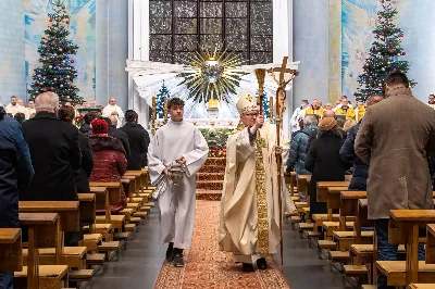 W uroczystość Objawienia Pańskiego, 6 stycznia 2024 r., w katedrze rzeszowskiej odprawiono Mszę św., której przewodniczył bp Jan Wątroba. W liturgii wzięli udział również abp Edward Nowak, bp Edward Białogłowski, bp Kazimierz Górny oraz kilkudziesięciu kapłanów koncelebrujących Eucharystię. W tym dniu bp Kazimierz Górny obchodził 39. rocznicę święceń biskupich, których udzielił św. Jan Paweł II w Watykanie, 6 stycznia 1985 r. Zaś bp Edward Białogłowski przeżywał 36. rocznicę sakry biskupiej, której udzielił abp Ignacy Tokarczuk w Przemyślu, 6 stycznia 1988 r.
fot. Joanna Prasoł