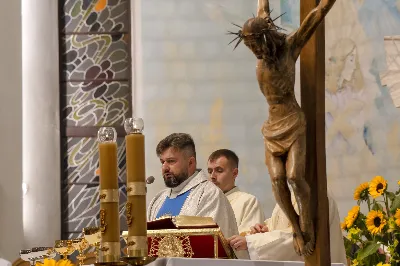 Wrześniowe nabożeństwo fatimskie, będące odpowiedzią na wezwanie Maryi do modlitwy i pokuty, odbyło się w ubiegły wtorek, 13 dnia miesiąca. Tym razem w Katedrze Rzeszowskiej zostało przygotowane przez parafie św. Michała Archanioła oraz św. Jadwigi Królowej.
Nabożeństwo rozpoczęło się odczytaniem próśb i podziękowań do Matki Bożej Fatimskiej, w intencji których następnie sprawowana była Msza Święta. Uroczystej, koncelebrowanej liturgii przewodniczył ks. Tomasz Gałuszka – wikariusz parafii św. Jadwigi.
Słowo Boże wygłosił ks. Grzegorz Kot – Diecezjalny Duszpasterz Trzeźwości i Osób Uzależnionych. Nawiązał do liturgii słowa z dnia, podkreślając trafne powiązanie z Tajemnicą Fatimską. „Niejedna matka dzisiaj płacze, jak owa kobieta z Nain, nad śmiercią swojego dziecka. Niejedna matka płacze, patrząc na pogubienie swojego dziecka – że życie mu nie wychodzi, że się poplątało, że nie chodzi do kościoła, nie modli się. Ową matką jest również Kościół, który płacze, kiedy się gubimy, kiedy w naszym sercu zaczyna kiełkować grzech i zaczynamy odchodzić. Trzeba nam stanąć w prawdzie i uderzyć się we własne piersi – i po to tu jesteśmy, aby modlitwą różańcową złożyć zadośćuczynienie za grzechy swoje i całego świata”.
„To nabożeństwo winno nas wprowadzać w osobistą retrospekcję, rachunek sumienia – czy oby jestem bratem dla brata? Bo może w moje serce wkradło się porównywanie, osądzanie, obmowa wobec tych, którzy się pogubili na drogach swojego życia” – mówił dalej ks. Grzegorz.
Kaznodzieja zachęcał do odpowiedzi na wołanie Matki Bożej w Fatimie i porzucenie obaw, strachu i niepewności. „Może nam się wydawać, gdyby Bóg na naszych oczach dotknął trumny, kogoś wskrzesił, byłoby nam łatwiej wierzyć. Nic bardziej mylnego. Wystarczy zerknąć na Łazarza i bogacza, wołającego: Ojcze Abrahamie, poślij kogoś z umarłych do żyjących, a na pewno uwierzą. Poślij kogoś. Bóg posyła Matkę do dzieci w Fatimie, a idąc dalej – posyła dzieci. O co prosi Matka Boża w Fatimie? O pokutę i różaniec. Trzecia Tajemnica Fatimska może przerażać, ale tych, co wierzą, nie powinna. Jeżeli w Twoim sercu jest wiara, nie stanie ci się krzywda”.
Po zakończonej liturgii Mszy Świętej wierni polecali swoje intencje w modlitwie różańcowej przy figurze Matki Bożej Fatimskiej. Modlitwę prowadzili ks. Rafał Kłos (wikariusz parafii św. Michała Archanioła) oraz diakoni. Ze względu na trwający remont schodów zrezygnowano z procesji. Nabożeństwo zakończono odśpiewaniem Apelu Jasnogórskiego o godz. 21.00. Następnie jeszcze przez godziną trwała indywidualna adoracja Najświętszego Sakramentu.
Posługę muzyczną podjął chór Michael z parafii św. Michała Archanioła w Rzeszowie oraz orkiestra dęta prowadzona przez p. Tadeusza Cielaka. Obecne były także poczty sztandarowe, przedstawiciele Rycerzy Kolumba i Bractwa św. Michała Archanioła.
Ostatnie w tym roku nabożeństwo fatimskie odbędzie się 13 października. W Katedrze Rzeszowskiej będzie prowadzone przez Wyższe Seminarium Duchowne w Rzeszowie.

fot. Joanna Prasoł 