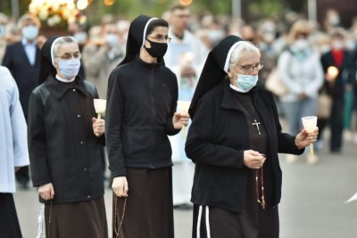 W czwartek 13 maja przeżywaliśmy uroczyste Nabożeństwo Fatimskie. Naszym modlitwom przewodniczył ks. dr Sławomir Jeziorski, prefekt i wykładowca Wyższego Seminarium Duchownego w Rzeszowie. O godz. 18.45 zostały przedstawione prośby i podziękowania do Matki Bożej Fatimskiej, w intencji których sprawowana była także Msza Święta. W koncelebrze uczestniczył ks. Piotr Tarnawski, radca Nuncjatury Apostolskiej w Moskwie, ks. Jan Młynarczyk, emerytowany proboszcz parafii Matki Bożej Królowej Polski i św. Jana Kantego w Sandomierzu i ks. Krzysztof Gołąbek, proboszcz parafii katedralnej i kustosz sanktuarium. Po Mszy Świętej wyruszyła procesja z figurą Matki Bożej. Nabożeństwo zakończył Apel Jasnogórski. fot. Małgorzata Ryndak