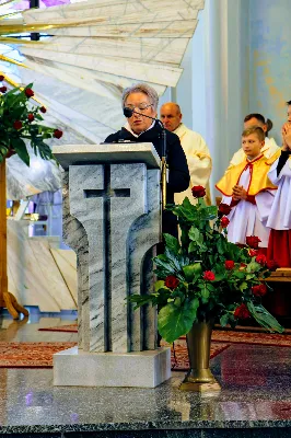 „Jesteśmy na świecie, aby stać pod krzyżem, głosić prawdę o krzyżu i bronić krzyża. W nim jest cała nasza nadzieja” – powiedział bp Jan Wątroba w dniu Uroczystości Jezusa Chrystusa Króla Wszechświata w rzeszowskiej katedrze. Podczas Mszy św. nowi członkowie Katolickiego Stowarzyszenia Młodzieży złożyli przyrzeczenie, a prezesi oddziałów parafialnych Akcji Katolickiej otrzymali nominacje.  Mszy św. przewodniczył bp Jan Wątroba. W koncelebrze uczestniczyli infułaci: ks. Stanisław Mac, ks. Wiesław Szurek i ponad 20 księży, wśród nich ks. Stanisław Potera, asystent diecezjalny Akcji Katolickiej (AK) i ks. Tomasz Ryczek, asystent diecezjalny Katolickiego Stowarzyszenia Młodzieży (KSM).  Po wyznaniu wiary 73 młode osoby złożyły przyrzeczenie Katolickiego Stowarzyszenia Młodzieży.  Po Komunii św. bp Jan Wątroba, razem z ks. Stanisławem Poterą, wręczył nominacje 19 nowym prezesom oddziałów parafialnych Akcji Katolickiej.  Na zakończenie Mszy św. bp Wątroba, na prośbę ks. Krzysztofa Gołąbka, proboszcza parafii katedralnej, wręczył dyplomy ceremoniarza Rafałowi Waszczakowi i Dawidowi Różańskiemu, długoletnim członkom Liturgicznej Służby Ołtarza w parafii katedralnej.  fot. Andrzej Kotowicz