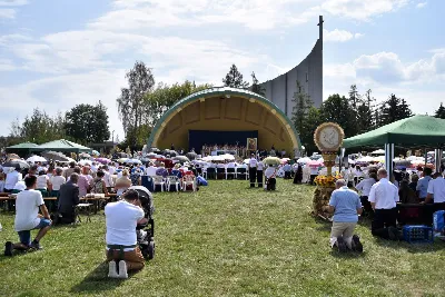 „Wierność ideałom jest gwarantem tego, że nie pogubimy się życiowo, nie skompromitujemy się i w naszym polskim domu będziemy gospodarzami, a nie najemnikami” – mówił podczas Dożynek Diecezjalnych bp Edward Białogłowski. 28 sierpnia 2022 r. do Parku Papieskiego w Rzeszowie przyjechało ponad 60 delegacji z wieńcami.

Do Parku Papieskiego w Rzeszowie przyjechało ponad 60 delegacji z parafii diecezji rzeszowskiej z wieńcami żniwnymi. Tegoroczną obsługę dożynek, w tym przygotowanie liturgii, zapewnili wierni i duszpasterze z Diecezjalnego Sanktuarium św. Józefa w Rzeszowie i dekanatu Rzeszów Północ. Przed Mszą św. odbył się program słowno-muzyczny w wykonaniu Diakonii Muzycznej z parafii św. Józefa w Rzeszowie.

Przed rozpoczęciem Mszy św. ks. Jerzy Uchman, diecezjalny duszpasterz rolników, przywitał przybyłych do Rzeszowa rolników, ogrodników, sadowników i pszczelarzy, wśród nich starostów dożynek: Aleksandrę i Bartłomieja Kędziorów z parafii pw. św. Józefa w Rzeszowie, a także obecnych na Mszy św. parlamentarzystów, władze państwowe i samorządowe, służby mundurowe oraz poczty sztandarowe.

Eucharystii przewodniczył bp Kazimierz Górny. W koncelebrze uczestniczył bp Edward Białogłowski, ks. infułat Wiesław Szurek oraz blisko dwudziestu księży.

Homilię wygłosił bp Edward Białogłowski.

„Dziękujemy Bogu za rolników, którzy mimo różnych trudności i przeciwności, które dotykają polską wieś, trwają przy rodzinnych gospodarstwach. Pochylają się nad rolą, która wydaje chleb i różne rośliny, warzywa, owoce i kwiaty. Dziękujemy wam, gospodynie i gospodarze, starsi i młodzi, za troskę i bezpieczeństwo żywnościowe naszego kraju oraz za zapasy żywnościowe, które są sprzedawane do innych krajów, a także wspomagają naszych sąsiadów borykających się, czy uciekających ze swojego kraju przed wojną do naszej ojczyzny, aby znaleźć tutaj bezpieczny kąt” – mówił bp Edward Białogłowski.

Biskup Białogłowski kierując do zebranych słowa zachęty pytał:

„Czy wasze domu rozbrzmiewają codzienną modlitwą dziękczynną i błagalną? Czy niedziela dla waszych domowników jest dniem świętym, z udziałem we Mszy św., z rodzinnym posiłkiem, z rozmową o waszej rodzinie, o jej troskach i radościach, o gospodarstwie, jego przyszłości i o przyszłości naszej ojczyzny? Zapalajcie ducha młodego pokolenia do życia ideałami: Bóg, honor, ojczyzna (…) Wierność ideałom jest gwarantem tego, że nie pogubimy się życiowo, nie skompromitujemy się i w naszym polskim domu będziemy gospodarzami, a nie najemnikami” – mówił bp Białogłowski.

Po błogosławieństwie poszczególne delegacje zaprezentowały swoje wieńce.

ks. Jakub Nagi
fot. ks. Tomasz Nowak