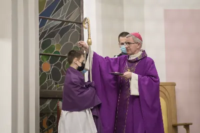 We wtorek 22.10.2019 r. w liturgiczne wspomnienie św. Jana Pawła II bp Jan Wątroba poświęcił ołtarz-relikwiarium ku czci Świętego Papieża na Mszy Świętej o godz. 18.00 jako dar parafian na 100-lecie urodzin Karola Wojtyły. 20 minut przed Mszą Świętą nasz Chór Katedralny Pueri Cantores Resovienses pod dyrekcją Marcina Florczaka wykonał koncert dedykowany św. Janowi Pawłowi II. Po Mszy Świętej Akcja Katolicka naszej parafii poprowadziła różaniec z Ojcem Świętym Janem Pawłem II przy Jego relikwiach. Fot. Dariusz Kamiński (https://fotografiarzeszow.com.pl/) 