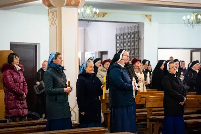 „Nasza wdzięczność jest szczególna wobec osób konsekrowanych za ich czytelne świadectwo wiary i za to, że żyjąc wiarą na co dzień ukazują chrystusowy styl życia” – mówił biskup Jan Wątroba podczas Mszy św. w katedrze rzeszowskiej w święto Ofiarowania Pańskiego. W Eucharystii, z okazji swojego święta patronalnego, uczestniczyły osoby konsekrowane posługujące w diecezji rzeszowskiej.
Mszy św. w katedrze rzeszowskiej przewodniczył bp Jan Wątroba, który modlił się w intencji osób konsekrowanych, przeżywających w święto Ofiarowania Pańskiego (02.02.) swoje święto patronalne. Eucharystię koncelebrował ks. Stanisław Kamiński, wikariusz biskupi ds. zakonnych, a także 9 kapłanów.
Na początku Mszy św. ks. Stanisław Kamiński powitał zebranych i wprowadził w przeżywaną liturgię. Następnie odbył się obrzęd błogosławieństwa świec i procesja z dolnego kościoła do głównej części katedry rzeszowskiej
Homilię wygłosił bp Jan Wątroba, który w pierwszej części, odnosząc się do przeżywanego święta, nawiązał do postawy Matki Najświętszej i św. Józefa. „Maryja uczy nas, że wierność Bogu oznacza wypełnianie prawa Bożego. Ona wypełniła wszystko bez wyjątku. Choć sama nie potrzebowała oczyszczenia, pozostała jednak posłuszna prawu. Skromna, prosta, uboga kobieta, poddana Bogu. W postawie Maryi i Józefa można dostrzec piękną lekcję dla rodziców i wychowawców. Rodzice powinni przedstawiać, czyli zawierzać swoje dzieci Panu Bogu. To jest gest wdzięczności wobec Stwórcy, a także znak wielkiej pokory wobec niełatwej misji rodzicielskiej i wychowawczej. Pełny rozwój człowieka dokonuje się dzięki Bożej łasce, a rodzice powinni się czuć narzędziem Bożej łaski, dlatego powinni często błogosławić swoje dzieci, modlić się za nie i z nimi oraz wciąż na nowo zawierzać je Panu Bogu” – mówił bp Wątroba.
Biskup Rzeszowski odnosząc się do obchodzonego Dnia życia konsekrowanego powiedział: „Trzy elementy wspólnoty: słowo, wierność i otwarcie na Ducha Świętego stanowią istotę życia każdej osoby konsekrowanej. Rozważać słowo Boże, trwać wiernie na modlitwie i być otwartym na to, co Duch Święty chce nam powiedzieć, to wypełnić powołanie do życia konsekrowanego, a jednocześnie wyznać wiarę w Kościół Chrystusowy. Nasza wdzięczność jest szczególna wobec osób konsekrowanych za ich czytelne świadectwo wiary i za to, że żyjąc wiarą na co dzień ukazują chrystusowy styl życia. Towarzyszą nam przez swoją pełną zatroskania miłosierną obecność, ale także przez milczącą obecność przepełnioną modlitwą w intencjach Kościoła, świata, a także poszczególnych osób i wspólnot”.
Po homilii osoby konsekrowane zgromadzone w katedrze odnowiły swoje przyrzeczenia.
Na zakończenie liturgii s. Agata Jakieła CSFN, referentka diecezjalna ds. życia konsekrowanego, podziękowała bp. Janowi Wątrobie za przewodniczenie liturgii i modlitwę w intencji osób życia konsekrowanego.
W Eucharystii w rzeszowskiej katedrze uczestniczyło prawie 100 osób życia konsekrowanego, a pośród nich ojcowie i bracia zakonni, siostry zakonne, wdowy i dziewice konsekrowane oraz członkowie instytutów świeckich. Śpiewy podczas liturgii wykonała Katedralna Schola Liturgiczna pod dyrekcją ks. Juliana Wybrańca, a przy organach zasiadł katedralny organista – Wiesław Siewierski. 

fot. Jola Warchoł