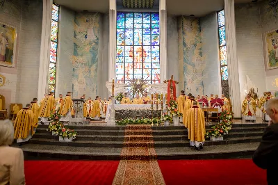 „Na swoje życie i swoje kapłaństwo trzeba popatrzeć w świetle Bożej miłości. Inaczej go nie pojmiemy ani my, ani ci, którzy będą na nas patrzeć” – mówił bp Jan Wątroba podczas Mszy św. z udzieleniem święceń prezbiteratu. 4 czerwca 2022 r. w kościele katedralnym jedenastu diakonów diecezji rzeszowskiej przyjęło sakrament kapłaństwa.
Do grona neoprezbiterów diecezji rzeszowskiej należą: ks. Sebastian Bełz z parafii w Nienadówce, ks. Krzysztof Lampart z parafii w Rudnej Wielkiej, ks. Mateusz Łachmanek z parafii w Lipinkach, ks. Karol Migut z parafii w Jasionce, ks. Marcin Murawski z parafii katedralnej w Rzeszowie, ks. Adrian Pazdan z parafii w Zagorzycach, ks. Tomasz Sienicki z parafii w Bieździedzy, ks. Dominik Świeboda z parafii w Palikówce, ks. Piotr Wąsacz z parafii bł. Władysława Findysza w Rzeszowie, ks. Mateusz Wojtuń z parafii w Święcanach oraz ks. Wiktor Zoła z parafii w Cieklinie.
Mszy św. przewodniczył i święceń udzielił bp Jan Wątroba. Eucharystię koncelebrowało około osiemdziesięciu księży, m.in: przełożeni Wyższego Seminarium Duchownego w Rzeszowie oraz proboszczowie i wikariusze z parafii rodzinnych neoprezbiterów. W Mszy św. uczestniczył abp Edward Nowak, bp Kazimierz Górny i bp Edward Białogłowski.
Zebranych w kościele katedralnym powitał ks. Krzysztof Gołąbek, proboszcz parafii.
W homilii bp Jan Wątroba nawiązał do słów z Ewangelii według św. Jana w których Chrystus tłumaczy co to znaczy być dobrym pasterzem. „Być kapłanem w Kościele Chrystusowym to znaczy mieć udział w Jego pasterskiej misji i stale upodabniać się do Dobrego Pasterza, który zna owce, karmi je, broni i jest gotów oddać życie dla ich dobra” – mówił hierarcha.
Po homilii odbył się obrzędy święceń: przyrzeczenie czci i posłuszeństwa Biskupowi Ordynariuszowi, Litania do Wszystkich Świętych podczas której kandydaci leżeli krzyżem, nałożenie rąk, modlitwa święceń oraz namaszczenie rąk krzyżmem i wręczenie chleba i wina. Podczas Liturgii Eucharystycznej nowo wyświęceni po raz pierwszy wyciągnęli dłonie nad chlebem i winem wypowiadając słowa konsekracji.
Na zakończenie Mszy św. ks. Tomasz Sienicki, podziękował w imieniu nowo wyświęconych wszystkim, którzy przyczynili się do przygotowania ich do kapłaństwa. Słowa wdzięczności, m.in. przełożonym Wyższego Seminarium Duchownego w Rzeszowie i rodzicom neoprezbiterów, wypowiedział bp Jan Wątroba. 
W drodze do zakrystii neoprezbiterzy zatrzymali się przy figurze Matki Bożej Fatimskiej zawierzając swoje kapłaństwo Matce Bożej.
W niedzielę, 5 czerwca, w Uroczystość Zesłania Ducha Świętego, neoprezbiterzy będą sprawować w swoich rodzinnych parafiach uroczyste Msze św. prymicyjne, a w najbliższych tygodniach otrzymają skierowania do parafii.

Fot. ks. Jakub Nagi oraz biala-wrona.pl
