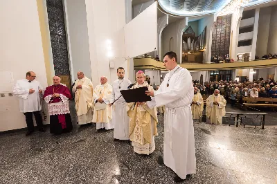 We wtorek 22.10.2019 r. w liturgiczne wspomnienie św. Jana Pawła II bp Jan Wątroba poświęcił ołtarz-relikwiarium ku czci Świętego Papieża na Mszy Świętej o godz. 18.00 jako dar parafian na 100-lecie urodzin Karola Wojtyły. 20 minut przed Mszą Świętą nasz Chór Katedralny Pueri Cantores Resovienses pod dyrekcją Marcina Florczaka wykonał koncert dedykowany św. Janowi Pawłowi II. Po Mszy Świętej Akcja Katolicka naszej parafii poprowadziła różaniec z Ojcem Świętym Janem Pawłem II przy Jego relikwiach. Fot. Dariusz Kamiński (https://fotografiarzeszow.com.pl/) 