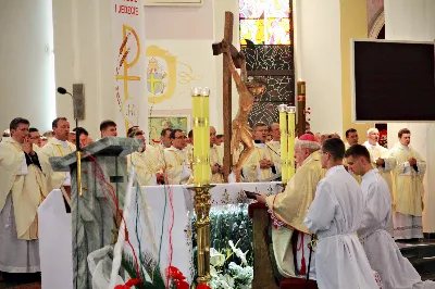 Z pomocą Pana Boga i naszego Zbawiciela, Jezusa Chrystusa, wybieramy tych naszych braci do stanu prezbiteratu”. Tymi słowami, zawartymi w obrzędach święceń, 26 maja br. bp Kazimierz Górny przyjął do grona kapłanów siedemnastu diakonów z Wyższego Seminarium Duchownego w Rzeszowie.
Uroczystą Mszę św. z udzieleniem sakramentu święceń koncelebrowało 110 kapłanów. W homilii Ksiądz Biskup spośród wielu cech, którymi powinien odznaczać się kapłan, wyróżnił wierność Chrystusowi. Odniósł się do obecnych realiów, w których przyjdzie posługiwać neoprezbiterom, a wobec nowych wymagań współczesności, Ksiądz Biskup postawił im za wzór postacie św. Józefa Sebastiana Pelczara oraz błogosławionych kapłanów pochodzących z terenu naszej diecezji: Jana Balickiego, Władysława Findysza, Romana Sitko i Józefa Kowalskiego.
Obrzędy święceń rozpoczęły się po homilii. Najpierw diakoni złożyli przyrzeczenie czci i posłuszeństwa wobec biskupa i jego następców. Następnie wszyscy zgromadzeni, śpiewając Litanię do Wszystkich Świętych, prosili o wylanie Ducha Świętego na kandydatów do prezbiteratu, którzy w tym momencie modlili się leżąc krzyżem. Kluczowym momentem liturgii święceń było nałożenie rąk na głowy diakonów przez Księdza Biskupa i prezbiterów oraz odmówienie modlitwy konsekracyjnej. Od tej chwili diecezja rzeszowska wzbogaciła się o nowych siedemnastu kapłanów, którzy po raz pierwszy celebrowali Eucharystię ze swoim biskupem. Po jej zakończeniu, powierzyli całe swoje kapłańskie życie opiece Maryi - Matce kapłanów.
Dzień święceń kapłańskich jest uroczystością dla całej diecezji. Bowiem tych siedemnastu nowych księży, którzy poświęcili całe swoje życie na ofiarną służbę Bogu, Kościołowi i Ojczyźnie, stanowi wyjątkowo radosny prezent nie tylko dla ich Matek, które obchodziły tego dnia swoje święto, ale są oni darem dla całego Kościoła i diecezji rzeszowskiej, w której będą posługiwać. Neoprezbiterzy pod koniec czerwca otrzymają skierowanie na zastępstwa w parafiach diecezji, a od końca sierpnia rozpoczną pracę jako wikariusze na swoich pierwszych placówkach.

Święcenia przyjęli:

ks. Grzegorz Białoń z Małastowa
ks. Wojciech Chrostowski z Gorlic (Fara)
ks. Mirosław Dziadosz z Jasła (Chrystus Król)
ks. Paweł Gąsior z Rożnowic
ks. Mirosław Głowacki z Chmielowa (diec. sandomierska)
ks. Damian Jacek z Czudca
ks. Mirosław Kardaś ze Strzyżowa (św. J. S. Pelczara)
ks. Tomasz Kołodziej z Trzebosi
ks. Filip Mikuła z Rzeszowa (Katedra)
ks. Mateusz Mycek z Sędziszowa Małopolskiego (Fara)
ks. Marcin Pokrywka z Przeworska (Ojcowie Bernardyni, diec. przemyska)
ks. Nikodem Rybczyk z Gorlic (Fara)
ks. Tomasz Ryczek z Turzy (diec. tarnowska)
ks. Paweł Sikora z Rzeszowa (Zwięczyca - św. Józefa)
ks. Krzysztof Wilczkiewicz z Gorlic (Glinik)
ks. Tomasz Wójcik z Niewodnej
ks. Julian Wybraniec z Rzeszowa (św. Rocha)