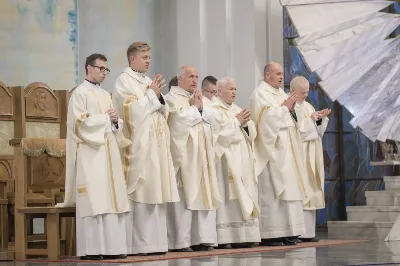 W kościele katedralnym w Rzeszowie bp Jan Wątroba przewodniczył Mszy św., która zainaugurowała fazę diecezjalną ogólnokościelnego synodu biskupów, który przebiega pod hasłem “W stronę Kościoła synodalnego. Komunia. Uczestnictwo. Misja”. W Eucharystii uczestniczył również bp Kazimierz Górny, kapłani odpowiedzialni za poszczególne duszpasterstwa w diecezji, siostry zakonne i świeccy.  Przed rozpoczęciem Eucharystii, ks. dr Rafał Flak, który jest dyrektorem wydziału duszpasterskiego, a także diecezjalnym koordynatorem synodu, wyjaśnił wiernym zebranym w katedrze czym jest rozpoczęty synod i jaka jest jego problematyka oraz jakie są oczekiwania Ojca Świętego, który zainicjował to wydarzenie.  “Synod jest synodem o tym, jaki teraz jest Kościół, jak bardzo jest prawdziwą wspólnotą i co możemy zrobić, żeby bardziej spełniał swoją misję. Synod ma tworzyć przestrzeń do wspólnej modlitwy i rozmowy oraz skłonić do zastanowienia się, jak wygląda nasze “podążanie razem”, bo to jest znaczenie terminu “synod”. Co jest w nim wyjątkowe? Że nie jest synodem wyłącznie biskupów, ale wszystkich wiernych” – podkreślał ks. Flak .  Powołując się na “Vademecum synodu o synodalności”, ks. Rafał Flak mówił, że na etapie diecezjalnym synodu konieczne jest doprowadzenie do spotkania na linii duchowni-świeccy, by nawzajem wypowiedzieć konstruktywne uwagi o Kościele dzisiaj. “Vademecum mówi także o tym, opisując dziewięć pułapek, w które można wpaść, organizując synodalne rozmowy. To na przykład słuchanie tylko tych, którzy już są zaangażowani w działalność Kościoła, skupianie się na sobie i na naglących troskach, dostrzeganie tylko “problemów” albo patrzenie na synodalność jak na “korporacyjne ćwiczenie strategiczne”, nie jak na proces duchowy, któremu przewodzi Duch Święty”.  W homilii bp Jan Wątroba powiedział, że synod jest “pójściem wspólną drogą”, na której znajdują się wierni tworzący Kościół i Chrystus będący centrum Kościoła. “Synod towarzyszy Kościołowi od samego początku istnienia, dlatego nie jest czymś nowym. To w taki wspólnotowy sposób, poprzez słuchanie Ducha Świętego, Kościół przez wieki był konfrontowany z różnymi wydarzeniami, zagrożeniami i wyzwaniami i w ten sposób je podejmował, rozwiązywał i podejmował ważne decyzje oraz dokonywał wyboru. Zawsze działo się to i dzieje dzisiaj przy wzywaniu Ducha Świętego i słuchaniu Go” – mówił bp Wątroba.  Biskup Rzeszowski podkreślał również, że Ojciec Święty Franciszek zaprosił cały Kościół, cały lud Boży, czyli wszystkich ochrzczonych niezależnie w jakim żyją stanie, środowisku, bez względu na to jaki jest poziom ich życia moralnego, jakie jest ich aktualne zaangażowanie w życie Kościoła. Wszyscy na mocy chrztu świętego są odpowiedzialni za Kościół, za jego kształt, misję, owocność jego działania oraz za to, na ile Kościół jest tym i taki jakim go chciał mieć Jezus. Wszyscy zatem jesteśmy odpowiedzialni za to, na ile nasz Kościół jest “jakby sakramentem zbawienia”, czyli “widzialnym znakiem, niewidzialnej łaski”. Więc każdy jest zaproszony do udziału w synodzie, którego kluczem oprócz słowa “droga”, jest “spotkanie”, “słuchanie”, “rozeznawanie” – wyjaśniał bp Wątroba.  Na zakończenie homilii bp Jan Wątroba zaprosił wszystkich obecnych w katedrze, a także słuchaczy Katolickiego Radia VIA do włączenia się w modlitwę za synod i o dobre jego owoce.   fot. Małgorzata Ryndak