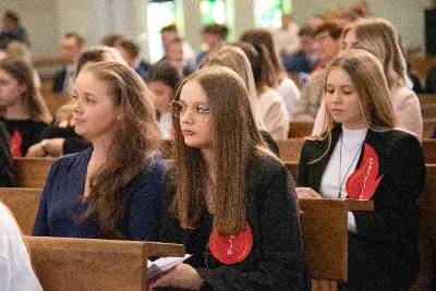 9 kwietnia w Katedrze 42 młodych osób z parafii katedralnej oraz 14 parafii Matki Bożej Częstochowskiej w Rzeszowie (Drabinianka) otrzymało sakrament bierzmowania, którego udzielił bp Jan Wątroba.
Przygotowania młodzieży trwały 2 lata, a odbywały się pod okiem ks. Krzysztofa, ks. Pawła, ks. Szczepana, s. Ewy oraz pani Agnieszki i obejmowały m.in. katechezy, spotkania formacyjne, a także przystąpienie do sakramentu pokuty. We wtorkowy wieczór kandydaci wraz ze swoimi świadkami, rodzicami, chrzestnymi czy też dziadkami zgromadzili się w Katedrze, by prosić o dary Ducha Świętego, umacniające w mężnym wyznawaniu wiary i postępowaniu według jej zasad.
Wszystkich zgromadzonych w świątyni przywitał ks. Krzysztof Gołąbek – proboszcz parafii katedralnej. Mszę Świętą koncelebrowali także ks. Tadeusz Pindara – proboszcz parafii Matki Bożej Częstochowskiej oraz kapłani posługujący w obydwu parafiach.
Następnie prośbę o udzielenie sakramentu bierzmowania zgromadzonym młodym oraz o modlitwę skierowali do Księdza Biskupa rodzice kandydatów.
W homilii bp Jan zachęcił młodych, aby w tym wyjątkowym dniu obrali Ducha Świętego za życiowego przewodnika towarzszącego im przy ważnych wyborach czy podchodzeniu do egzaminów – także tych życiowych. Wyjaśnił również znaczenie imienia Ducha Świętego – Paraklet – które tłumaczone z jęz. greckiego oznacza obrońcę, adwokata – nigdy prokuratora, nawet nie sędziego.
Będziecie moimi świadkami, gdy was umocni Duch Święty – mówi Pan Jezus. Niech nie będzie niedzieli i uroczystości bez udziału we Mszy Świętej – to jest moment dawania świadectwa. Właśnie przez zaangażowane, pełne uczestnictwo w najpiękniejszej modlitwie, jaką ma Kościół, czyli w Mszy Świętej, zdacie egzamin ze swojej dojrzałości chrześcijańskiej.
Na koniec celebrans odwołał się do obchodzonej poprzedniego dnia Uroczystości Zwiastowania Pańskiego i postawy Maryi wobec planu Bożego w Jej życiu oraz drogi, przez którą prowadził Ją Duch Święty. Podkreślił, że właśnie Maryja uczy, jak być uczennicą Ducha Świętego.
Po homilii miało miejsce odnowienie przyrzeczeń chrzcielnych. Następnie odbyła się najważniejsza część uroczystości – modlitwa Księdza Biskupa oraz namaszczenie krzyżmem każdego kandydata.
Sakrament bierzmowania jest koniecznym dopełnieniem sakramentu chrztu i wiąże się również z obraniem konkretnego patrona, którego życie i przymioty są wzorem dla młodego człowieka otrzymującego Ducha Świętego. Kandydat do bierzmowania ma więc okazję wybrać sobie świętego czy błogosławionego, którego droga do świętości najbardziej go zachwyciła. Może być to patron, którego imię nosi już od chrztu; może też wybrać sobie drugiego patrona. 
W związku z tym podczas namaszczenia krzyżmem biskup zwraca się do bierzmowanego nowo wybranym imieniem.
Po liturgii sakramentu bierzmowania miała miejsce modlitwa powszechna i liturgia eucharystyczna. Na koniec młodzi złożyli podziękowania Księdzu Biskupowi, Księżom Proboszczom oraz wszystkim, którzy poprzez swój wkład, posługę i zaangażowanie przyczynili się do przygotowania oraz przeżycia tej wyjątkowej uroczystości. Pamiątką było wspólne zdjęcie po zakończonej Mszy Świętej.
Posługę muzyczną w czasie uroczystości pełniła Katedralna Schola Liturgiczna pod dyrekcją ks. Juliana Wybrańca.

fot. Leszek Drzał
