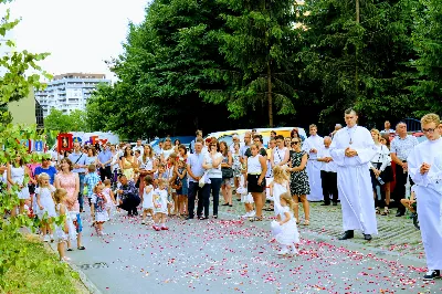 W czwartek w Uroczystość Najświętszego Ciała i Krwi Pańskiej (Boże Ciało) Msza Święta parafialna o godz. 12.00 była sprawowana na osiedlu Drabinianka na placu zieleni między ul. Graniczną i Zieloną. Dziękujemy parafianom za zaangażowanie i pomoc w przygotowaniu ołtarzy: - Ołtarz Mszy Świętej - Spółdzielnia Mieszkaniowa Metalowiec i mieszkańcy ul. Zielonej. - I ołtarz przy kapliczce Matki Bożej Fatimskiej – mieszkańcy bloku ul. Cicha 9. - II ołtarz przy Akademikach – mieszkańcy bloków ul. Cicha 3 i 7. - III ołtarz przed „Energetykiem” mieszkańcy bloku Kwiatkowskiego 5. - IV ołtarz obok bloków ul. Graniczna 4a i 4b – mieszkańcy tychże bloków.  fot. Andrzej Kotowicz