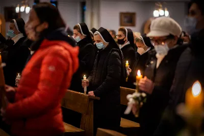 Mszy Świętej w święto Ofiarowania Pańskiego przewodniczył bp Jan Wątroba. W Eucharystii z okazji Dnia Życia Konsekrowanego uczestniczyli przedstawiciele sióstr i braci zakonnych, pustelnic, dziewic i wdów konsekrowanych oraz członków instytutów świeckich. Eucharystię koncelebrował ks. Stanisław Kamiński, wikariusz biskupi ds. zakonnych, a także 8 kapłanów. Homilię wygłosił bp Jan Wątroba. Śpiew podczas Mszy Świętej prowadziła Katedralna Schola Liturgiczna pod kierunkiem ks. Juliana Wybrańca przy akompaniamencie organowym Wiesława Siewierskiego. Fot. Paulina Lęcznar