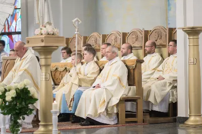 26 maja dla parafii katedralnej w Rzeszowie był szczególnym dniem dziękczynienia za dar kapłaństwa i znakiem obecności Maryi. W tym dniu parafianie przywitali peregrynującą w diecezji rzeszowskiej figurę Matki Bożej Fatimskiej i modlili się z księżmi, którzy obchodzili 10. rocznicę swoich święceń prezbiteratu.
Przed rozpoczęciem uroczystej Eucharystii pod przewodnictwem bpa Kazimierza Górnego, wierni zgromadzeni w świątyni przywitali figurę Matki Bożej Fatimskiej. O godz. 18.00 rozpoczęła się Msza Święta koncelebrowana przez 15 kapłanów wyświęconych 26 maja 2012 r. i sprawowana jako dziękczynienie za dar powołania do kapłaństwa. Bp Kazimierz w homilii przywołał wspomnienia z tego dnia, kiedy diecezja rzeszowska wzbogaciła się o nowych księży, którzy po raz pierwszy celebrowali z nim Eucharystię. Podkreślił także znaczenie codziennej kapłańskiej posługi, która wymaga trudu i poświęcenia w imię Chrystusa. Jubileusz 10-lecia kapłaństwa obchodzili: ks. Wojciech Chrostowski pochodzący z Gorlic (Fara), ks. Mirosław Dziadosz z Jasła (Chrystusa Króla), ks. Paweł Gąsior z Rożnowic, ks. Damian Jacek z Czudca, ks. Mirosław Kardaś ze Strzyżowa (św. J.S. Pelczara), ks. Tomasz Kołodziej z Trzebosi, ks. Filip Mikuła z Rzeszowa (Katedra), ks. Mateusz Mycek z Sędziszowa Małopolskiego (Fara), ks. Marcin Pokrywka z Przeworska (Ojcowie Bernardyni, diec. przemyska), ks. Nikodem Rybczyk z Gorlic (Fara), ks. Tomasz Ryczek z Turzy (diec. tarnowska), ks. Paweł Sikora z Rzeszowa (Zwięczyca – św. Józefa), ks. Krzysztof Wilczkiewicz z Gorlic (Glinik), ks. Tomasz Wójcik z Niewodnej oraz ks. Julian Wybraniec z Rzeszowa (św. Rocha). Po Mszy Świętej odśpiewano Litanię Loretańską przy wystawionym Najświętszym Sakramencie, po czym miała miejsce adoracja prywatna do godz. 20.30. Następnie odmówiono radosną część różańca i odśpiewano Apel Jasnogórski. Także przez kolejny dzień wierni mogli zawierzać swoje intencje Maryi w kolejnych częściach modlitwy różańcowej. W piątek po Mszy Świętej wieczornej figurę Matki Bożej przekazano do parafii Opatrzności Bożej w Rzeszowie. 
Peregrynacja figury Matki Bożej Fatimskiej w diecezji rzeszowskiej odbywa się z okazji 30. rocznicy powstania diecezji. Od 25 marca 2022 figura Matki Bożej Fatimskiej jest przekazywana do poszczególnych parafii diecezji i połączona z adoracją Najświętszego Sakramentu. 
Angelika Karnasiewicz, fot. Małgorzata Ryndak